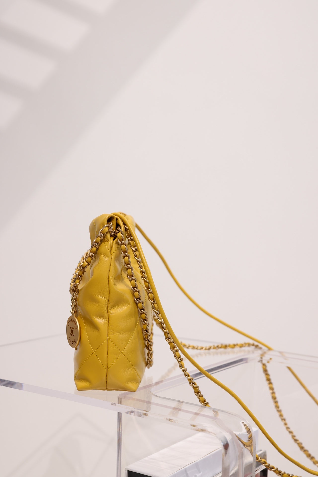 SAC HOBO CC 22 EN CUIR D'AGNEAU JAUNE ET QUINCAILLERIE DORÉ