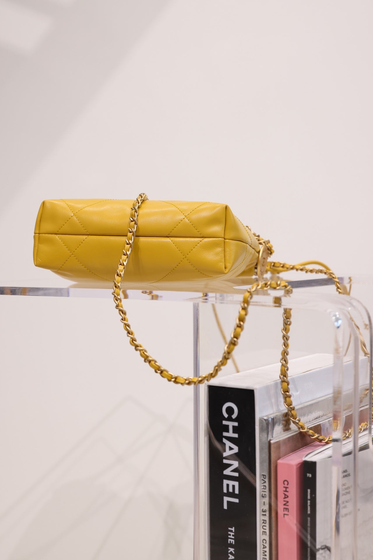 SAC HOBO CC 22 EN CUIR D'AGNEAU JAUNE ET QUINCAILLERIE DORÉ