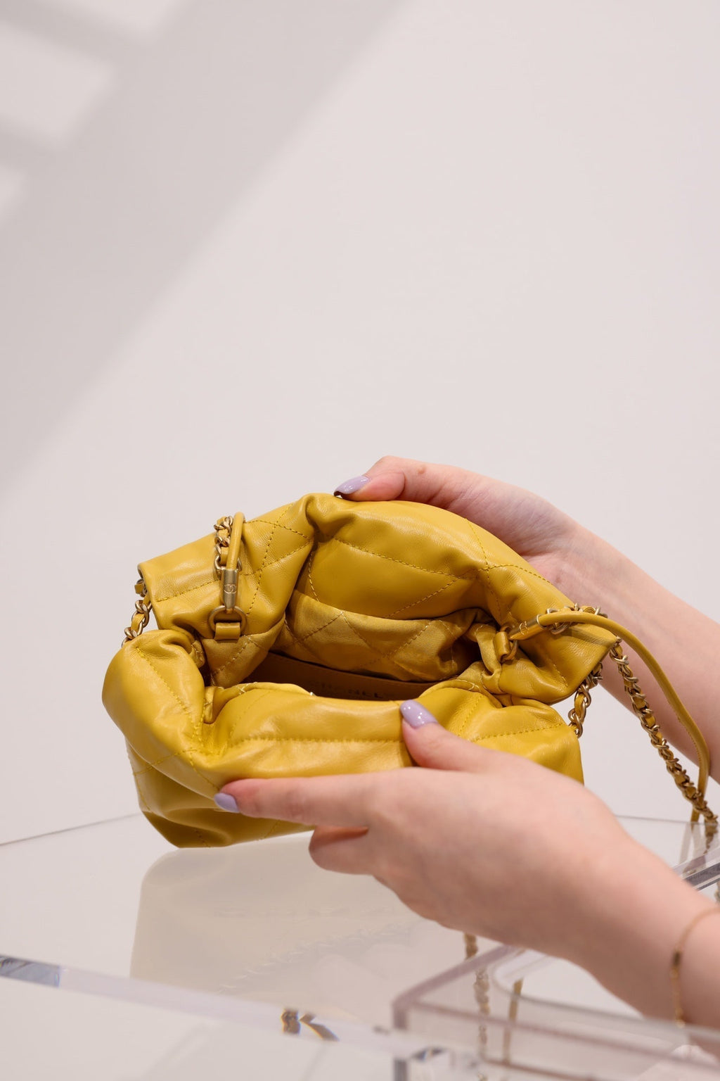 SAC HOBO CC 22 EN CUIR D'AGNEAU JAUNE ET QUINCAILLERIE DORÉ