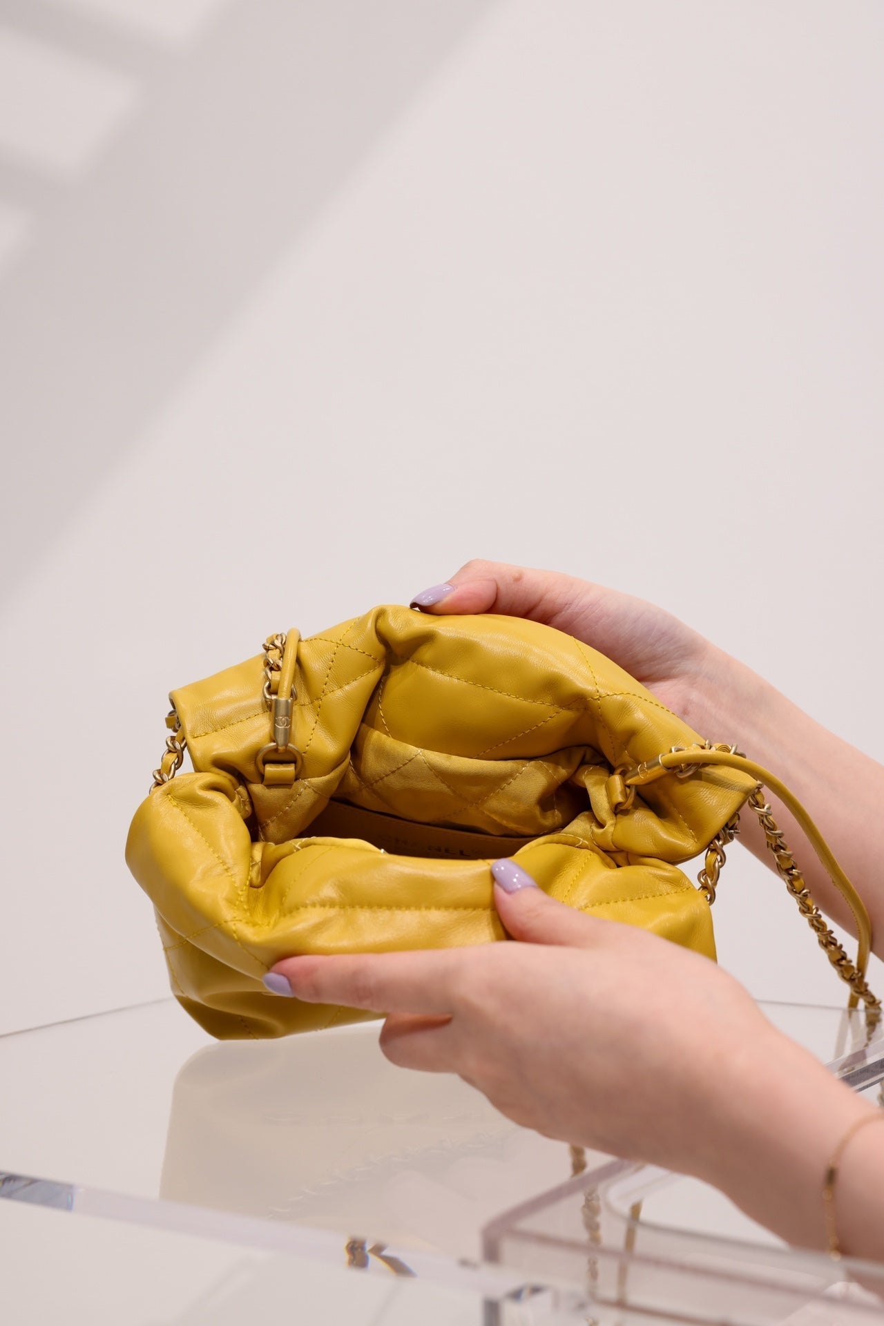 SAC HOBO CC 22 EN CUIR D'AGNEAU JAUNE ET QUINCAILLERIE DORÉ