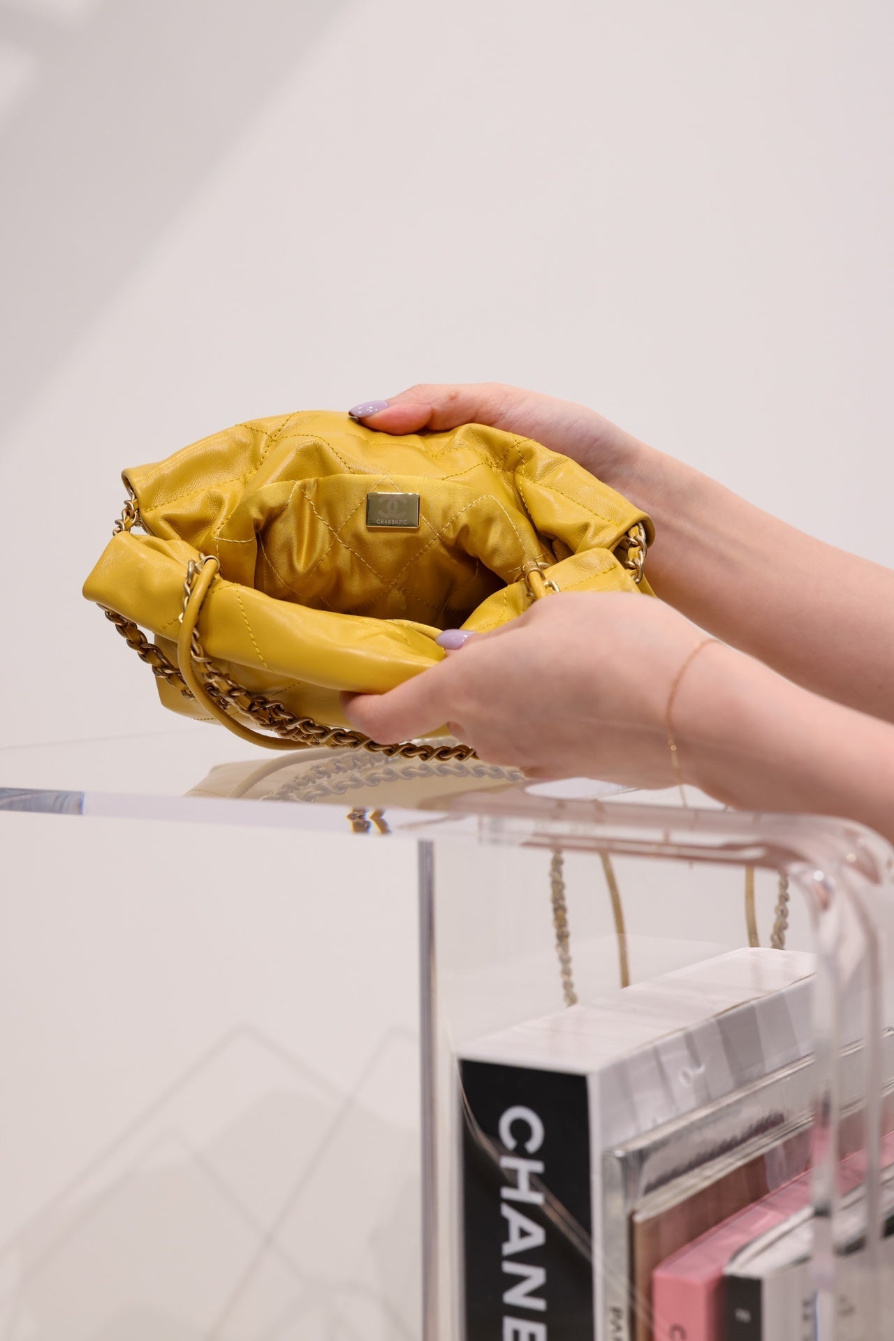 SAC HOBO CC 22 EN CUIR D'AGNEAU JAUNE ET QUINCAILLERIE DORÉ