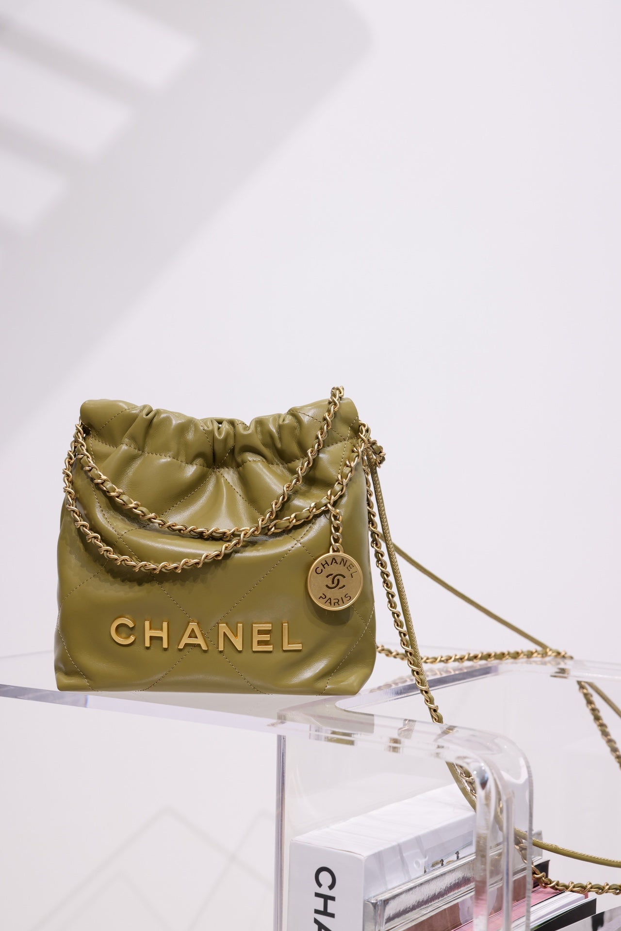 SAC HOBO CC 22 CUIR D'AGNEAU KAKI QUINCAILLERIE DORÉ 20 CM