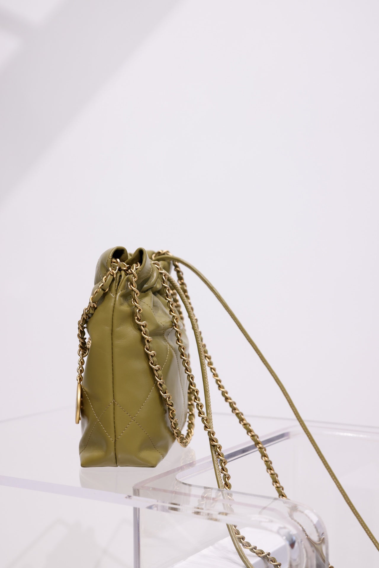 SAC HOBO CC 22 CUIR D'AGNEAU KAKI QUINCAILLERIE DORÉ 20 CM
