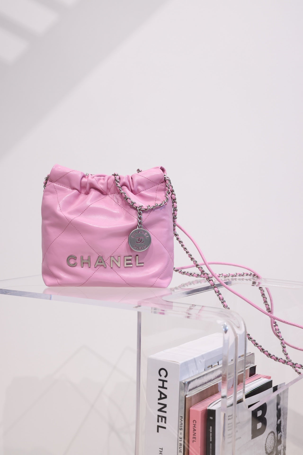 SAC HOBO CC 22 EN CUIR D'AGNEAU ROSE QUINCAILLERIE ARGENTÉE 20 CM