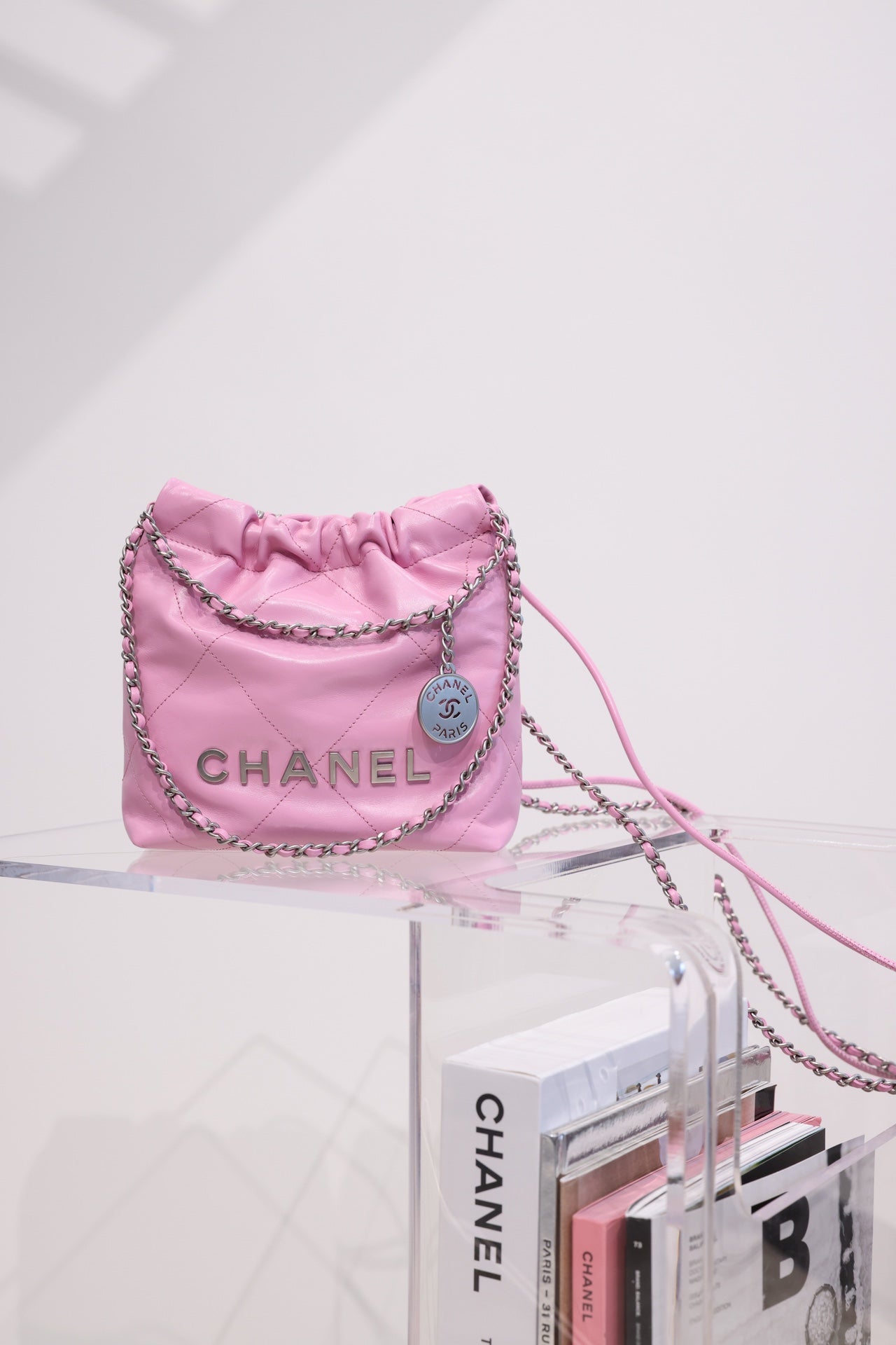 SAC HOBO CC 22 EN CUIR D'AGNEAU ROSE QUINCAILLERIE ARGENTÉE 20 CM