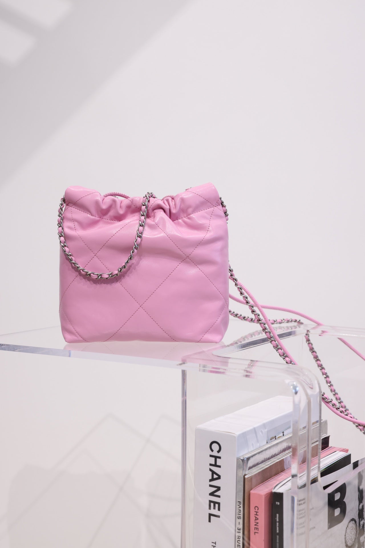 SAC HOBO CC 22 EN CUIR D'AGNEAU ROSE QUINCAILLERIE ARGENTÉE 20 CM