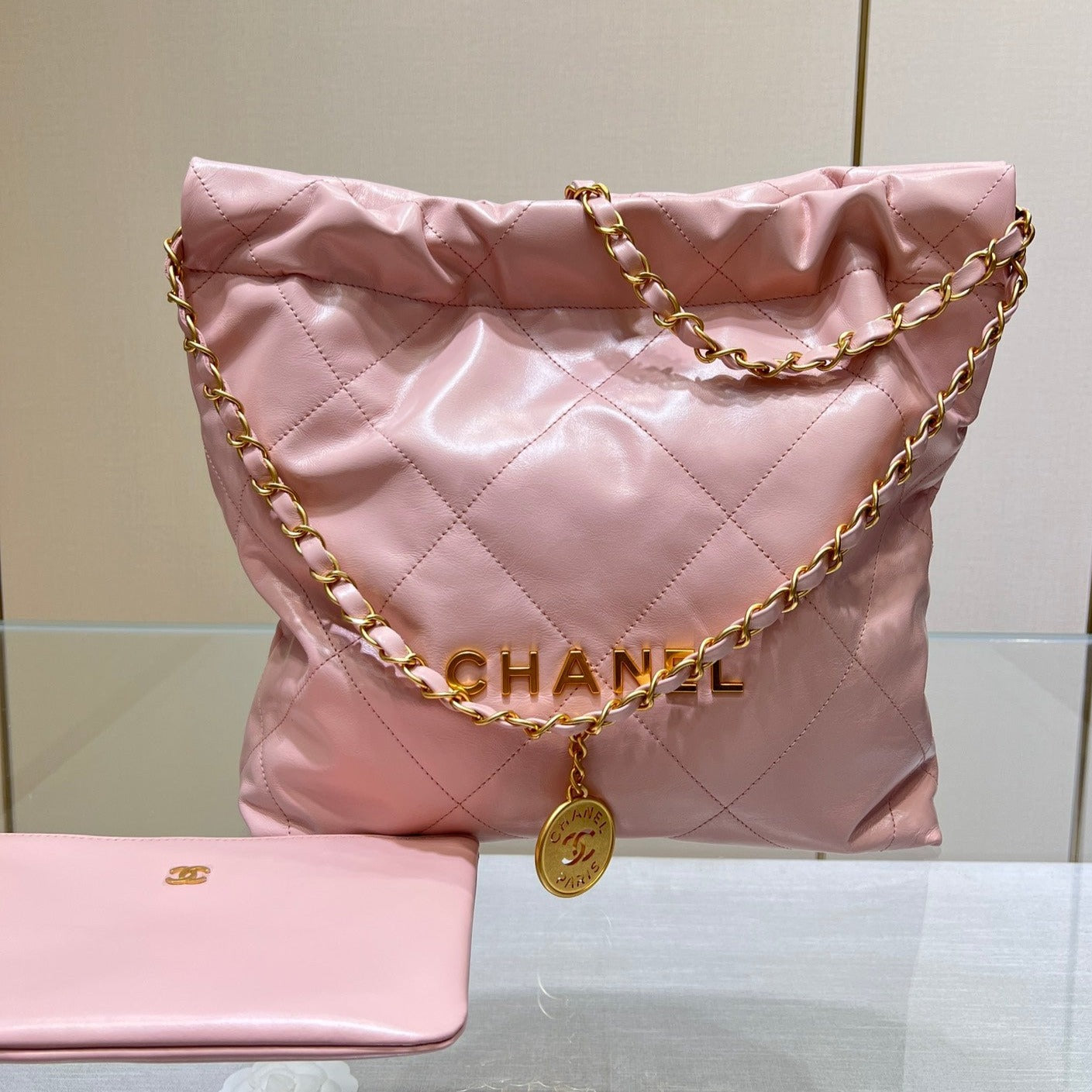 SAC HOBO CC 22 EN CUIR D'AGNEAU ROSE ET QUINCAILLERIE DORÉ