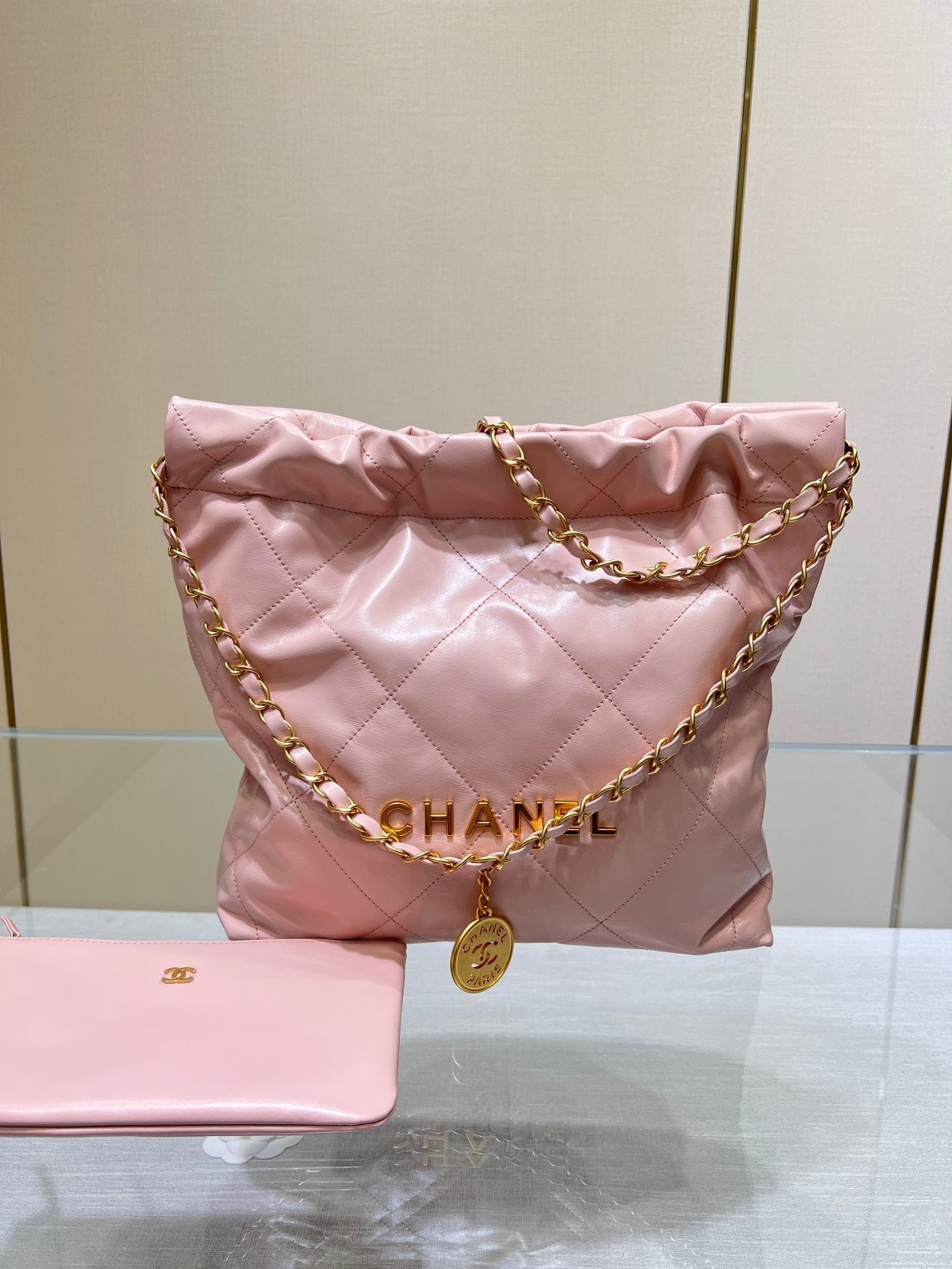 SAC HOBO CC 22 EN CUIR D'AGNEAU ROSE ET QUINCAILLERIE DORÉ