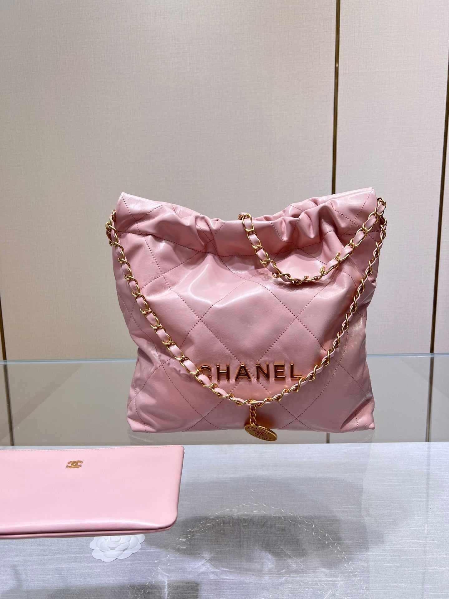 SAC HOBO CC 22 EN CUIR D'AGNEAU ROSE ET QUINCAILLERIE DORÉ