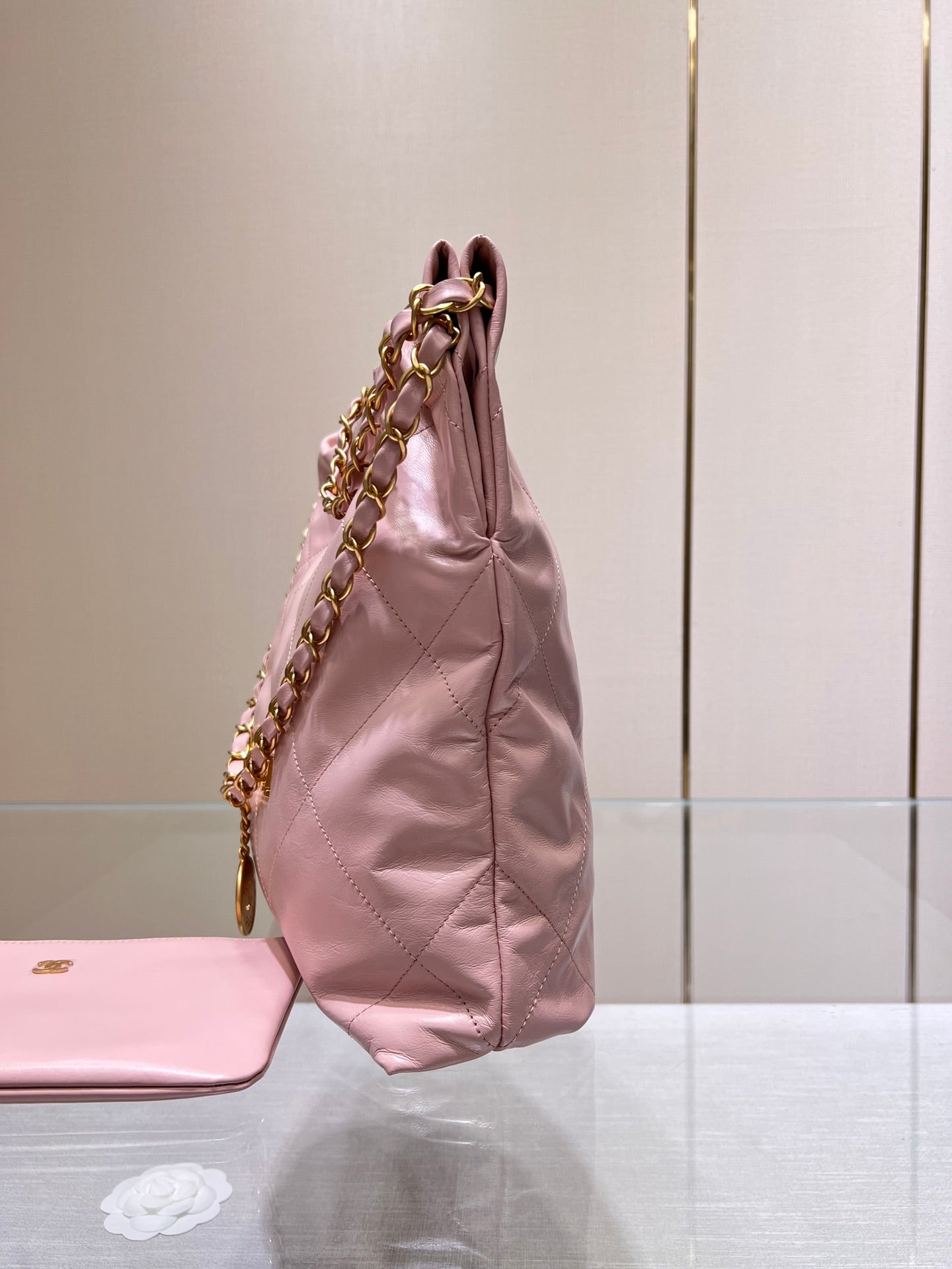 SAC HOBO CC 22 EN CUIR D'AGNEAU ROSE ET QUINCAILLERIE DORÉ