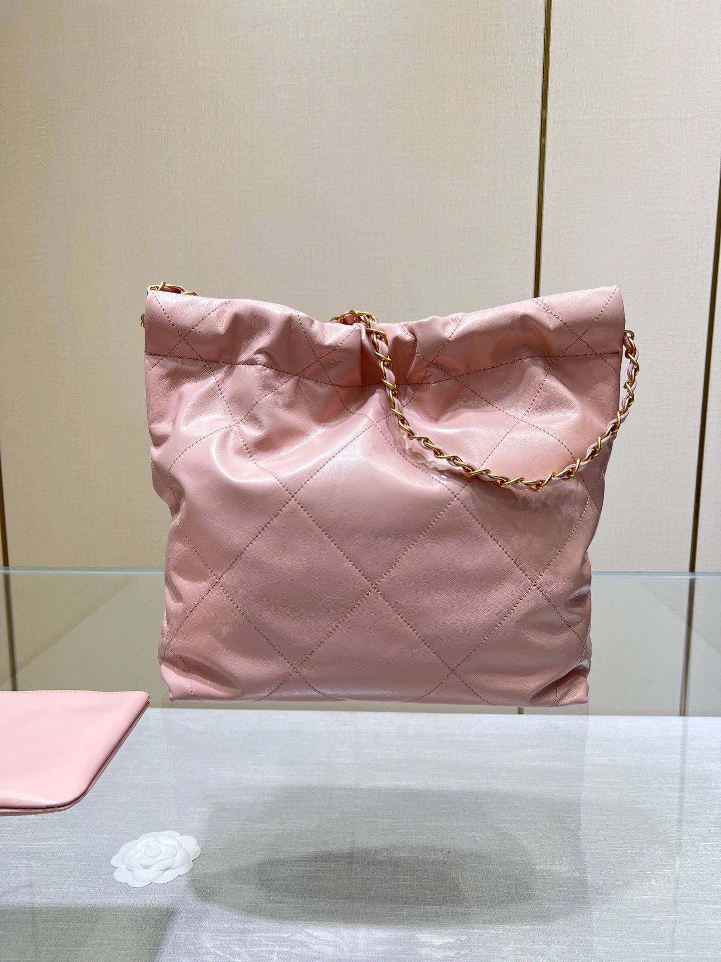 SAC HOBO CC 22 EN CUIR D'AGNEAU ROSE ET QUINCAILLERIE DORÉ