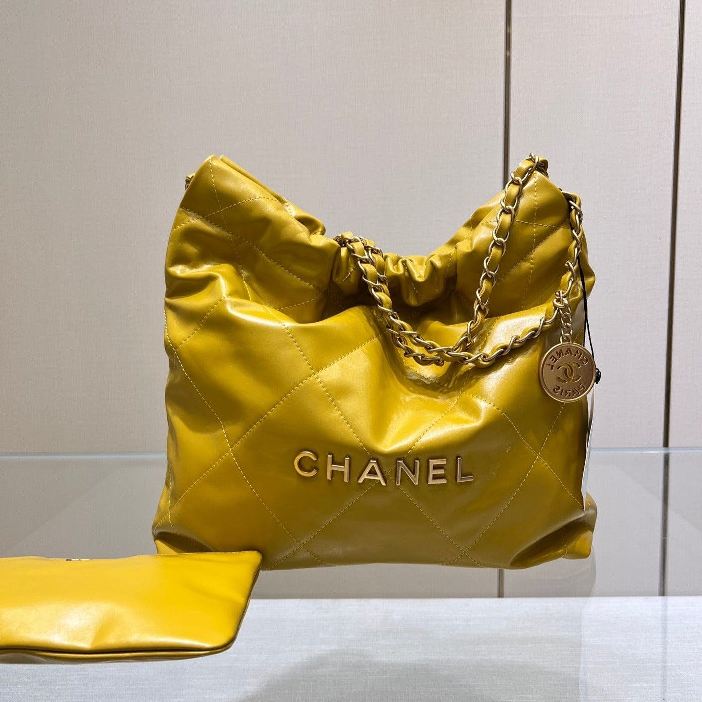 SAC HOBO CC 22 CUIR D'AGNEAU JAUNE QUINCAILLERIE DORÉ 35 CM