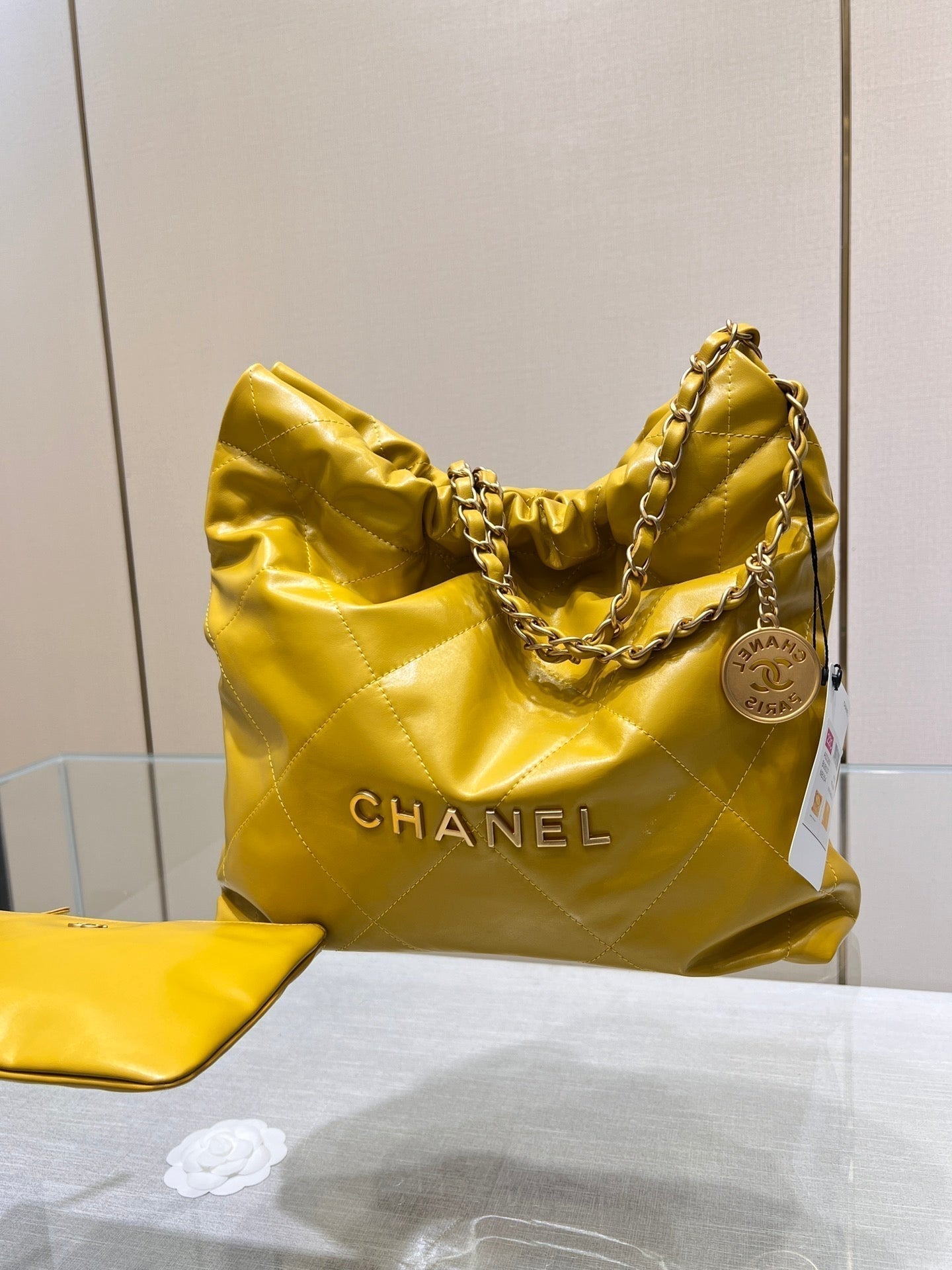 SAC HOBO CC 22 CUIR D'AGNEAU JAUNE QUINCAILLERIE DORÉ 35 CM