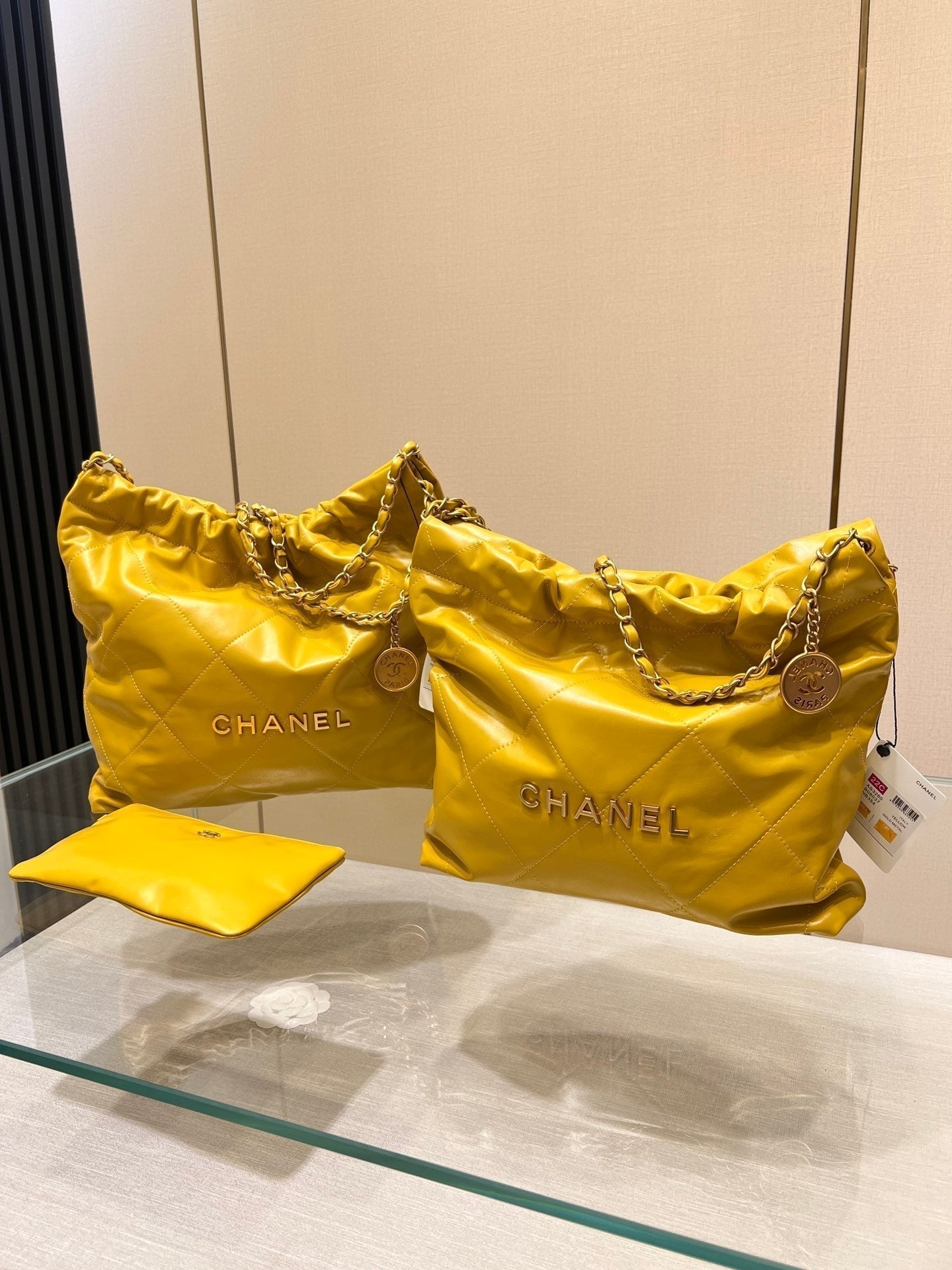 SAC HOBO CC 22 CUIR D'AGNEAU JAUNE QUINCAILLERIE DORÉ 35 CM