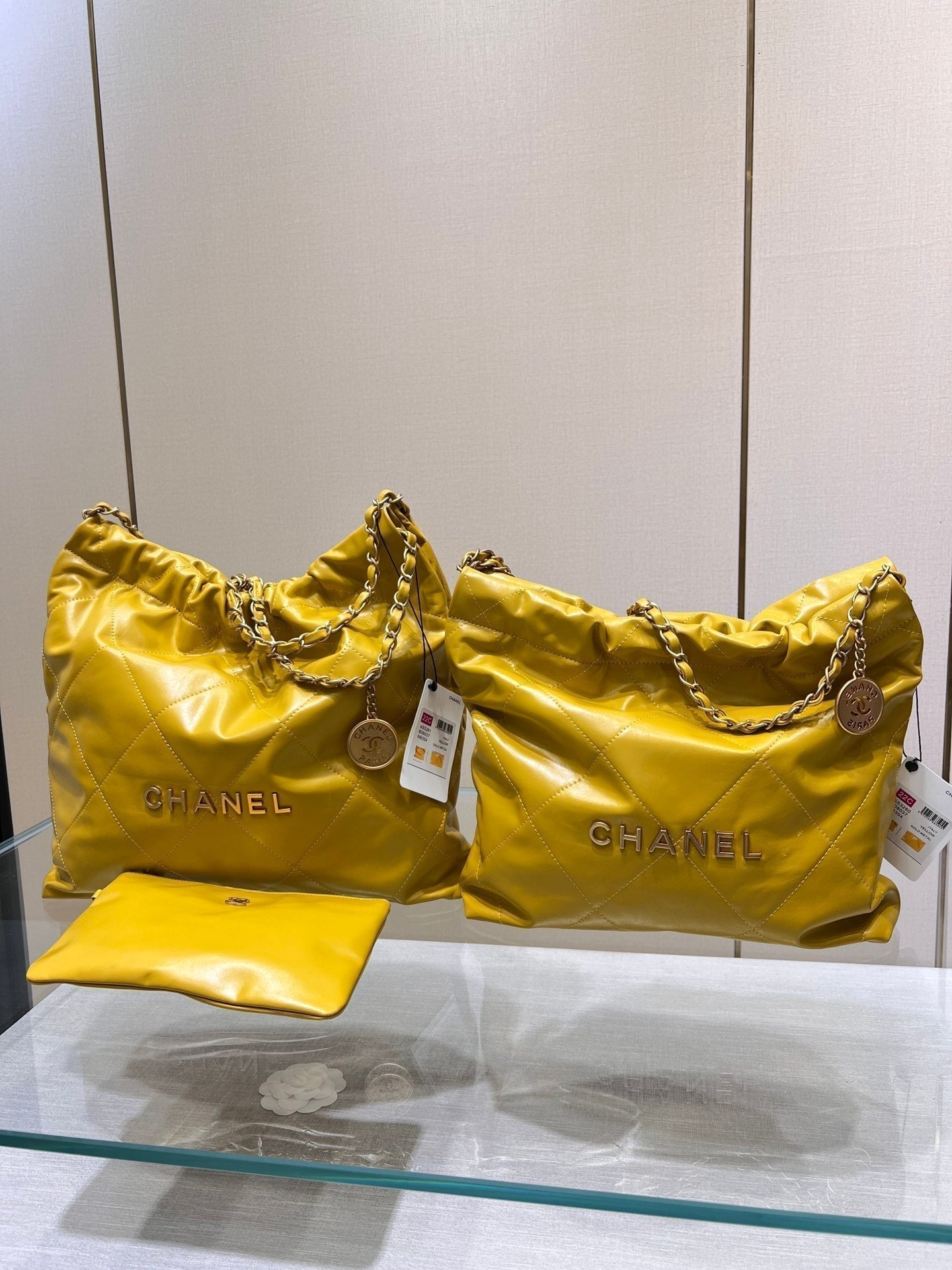 SAC HOBO CC 22 CUIR D'AGNEAU JAUNE QUINCAILLERIE DORÉ 35 CM