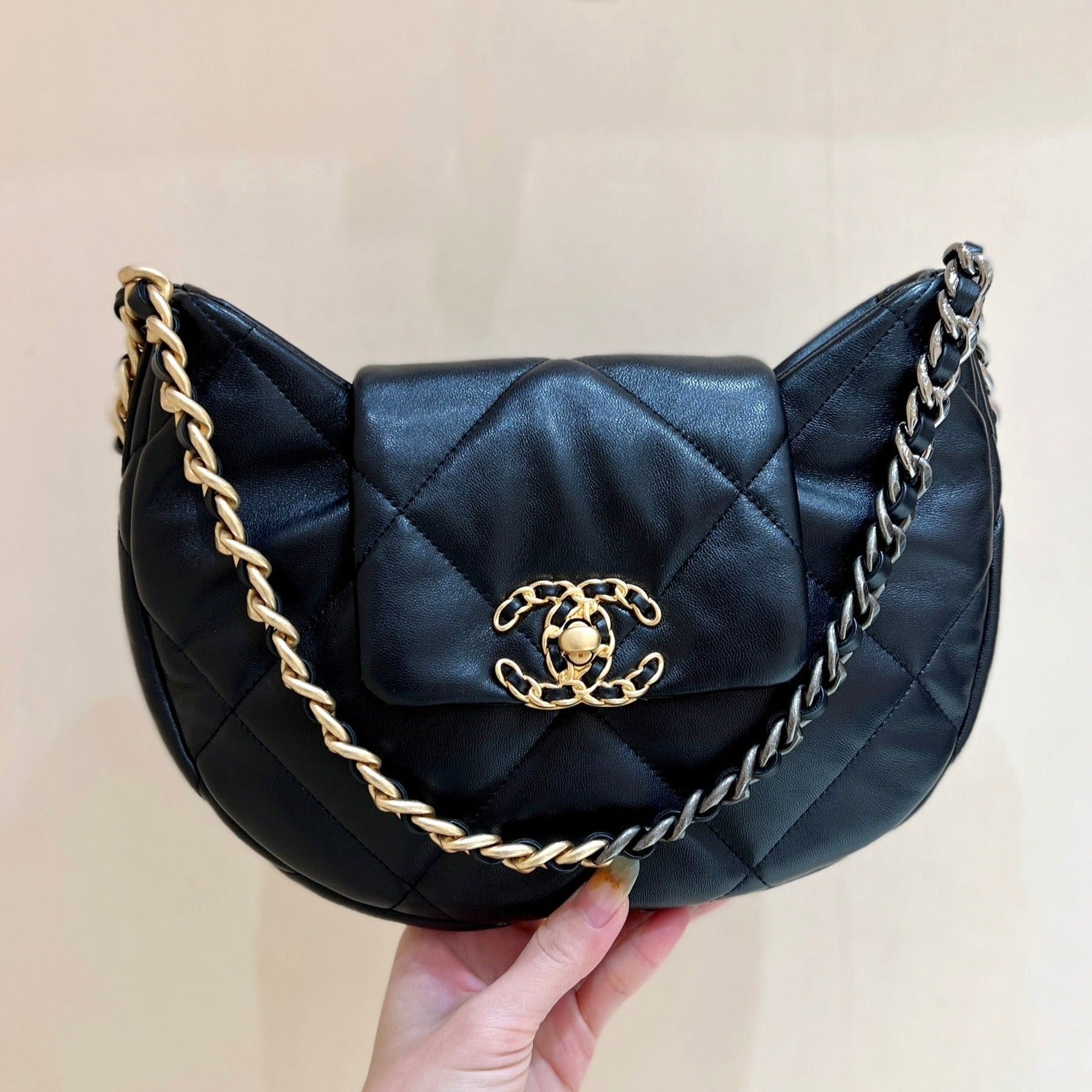 SAC HOBO CC 19 29 CM EN CUIR DE CHÈVRE NOIR QUINCAILLERIE DORÉ