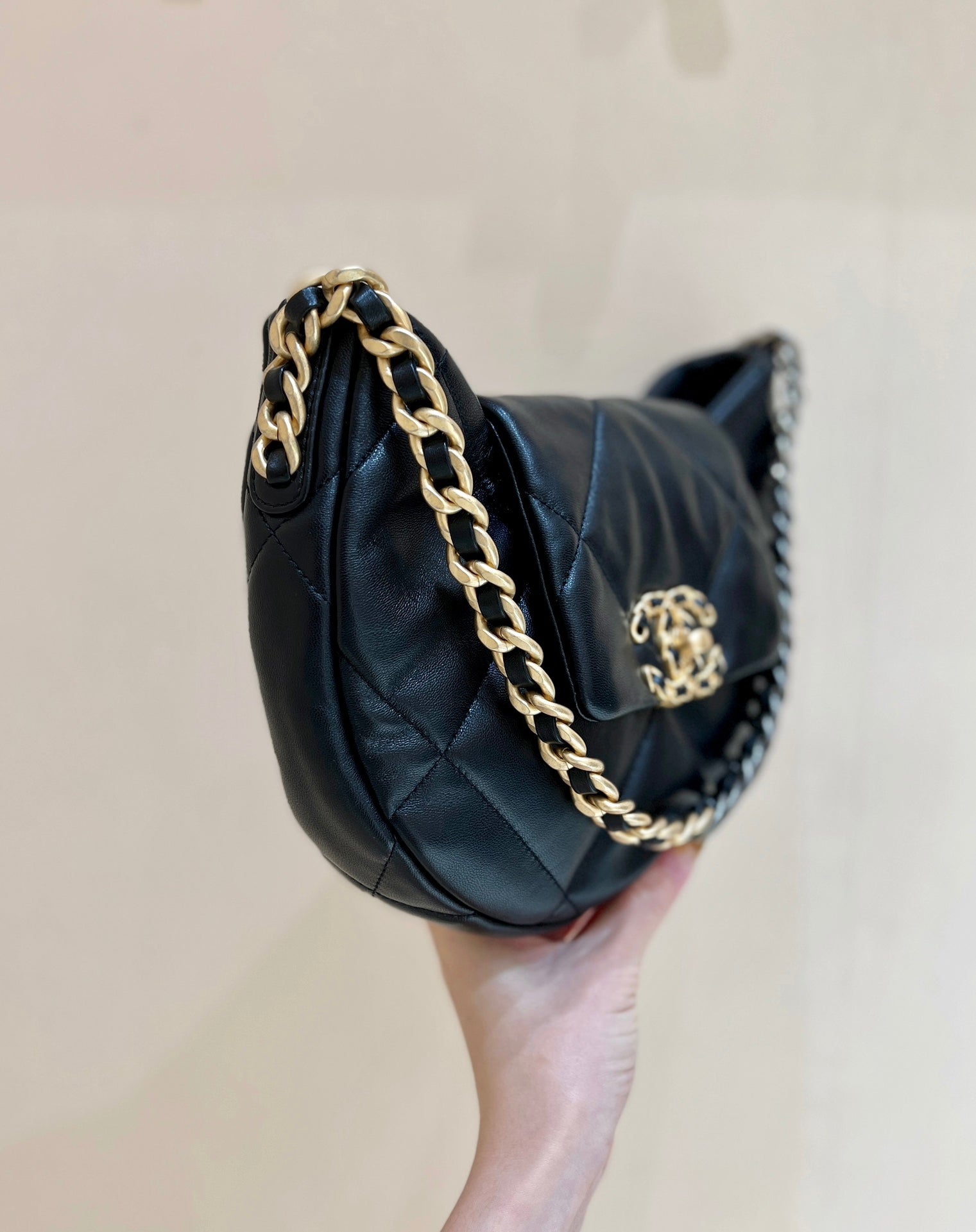 SAC HOBO CC 19 29 CM EN CUIR DE CHÈVRE NOIR QUINCAILLERIE DORÉ