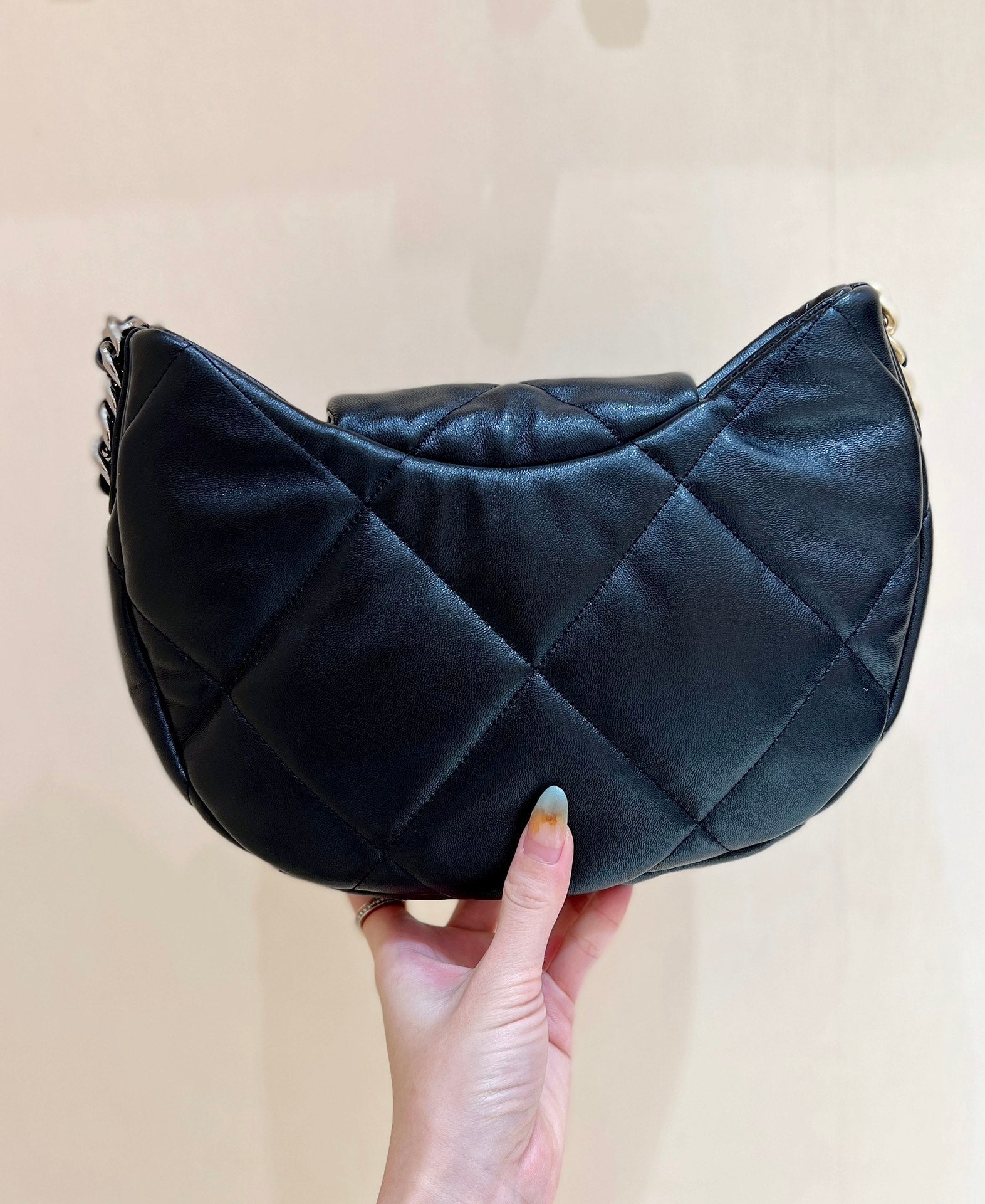 SAC HOBO CC 19 29 CM EN CUIR DE CHÈVRE NOIR QUINCAILLERIE DORÉ