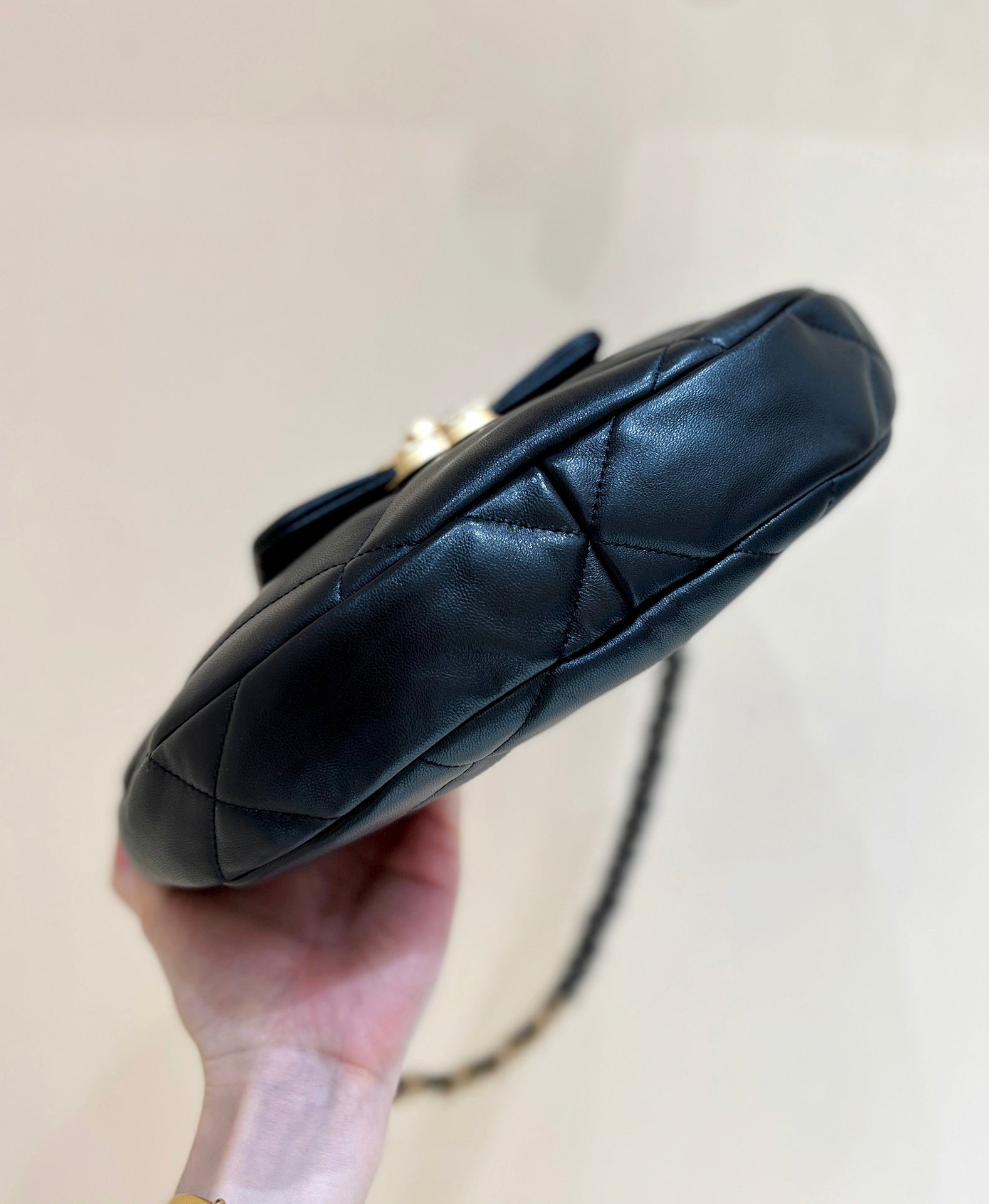 SAC HOBO CC 19 29 CM EN CUIR DE CHÈVRE NOIR QUINCAILLERIE DORÉ