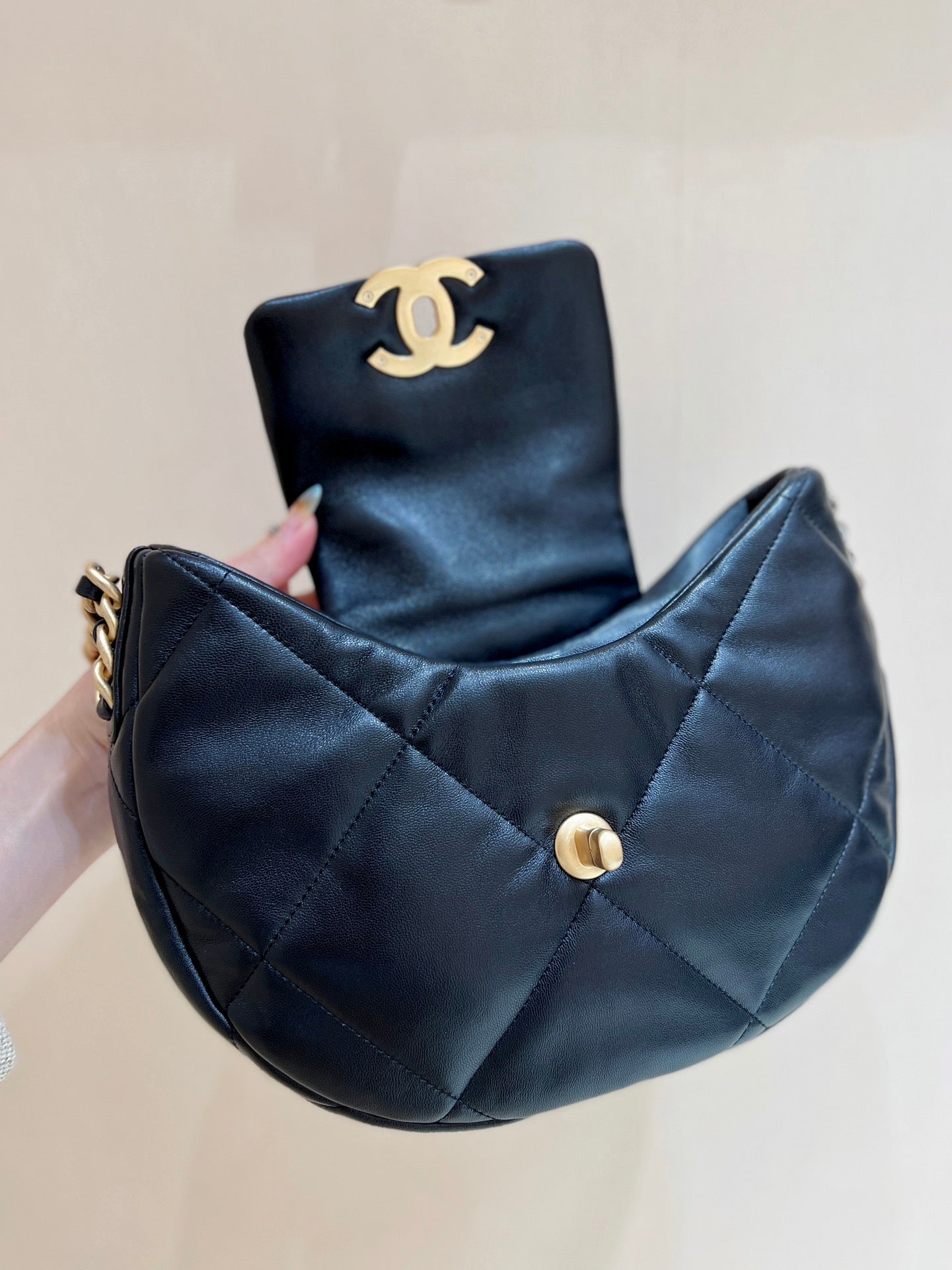 SAC HOBO CC 19 29 CM EN CUIR DE CHÈVRE NOIR QUINCAILLERIE DORÉ