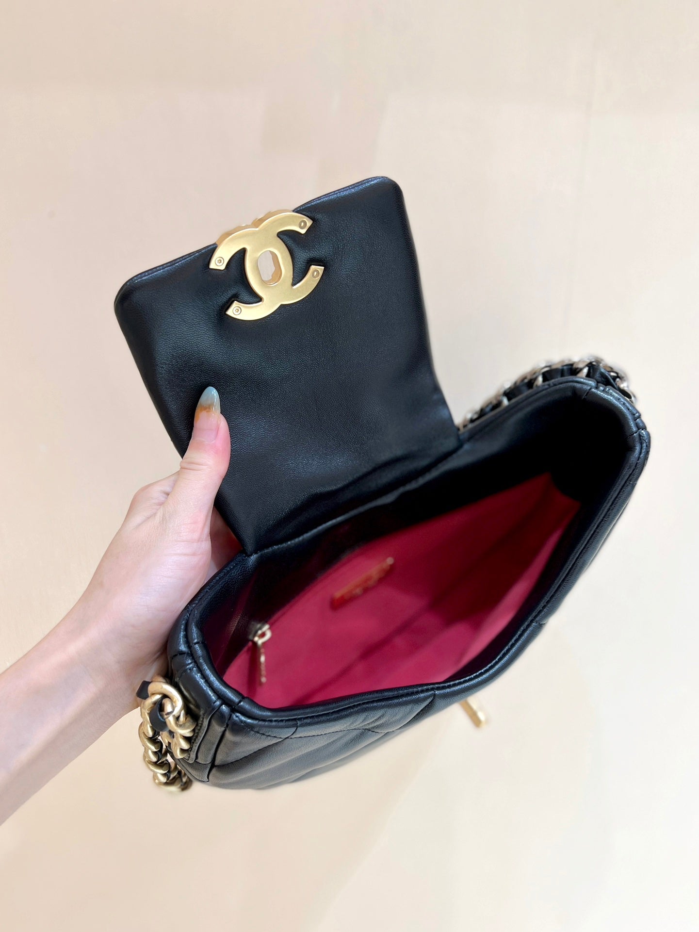 SAC HOBO CC 19 29 CM EN CUIR DE CHÈVRE NOIR QUINCAILLERIE DORÉ