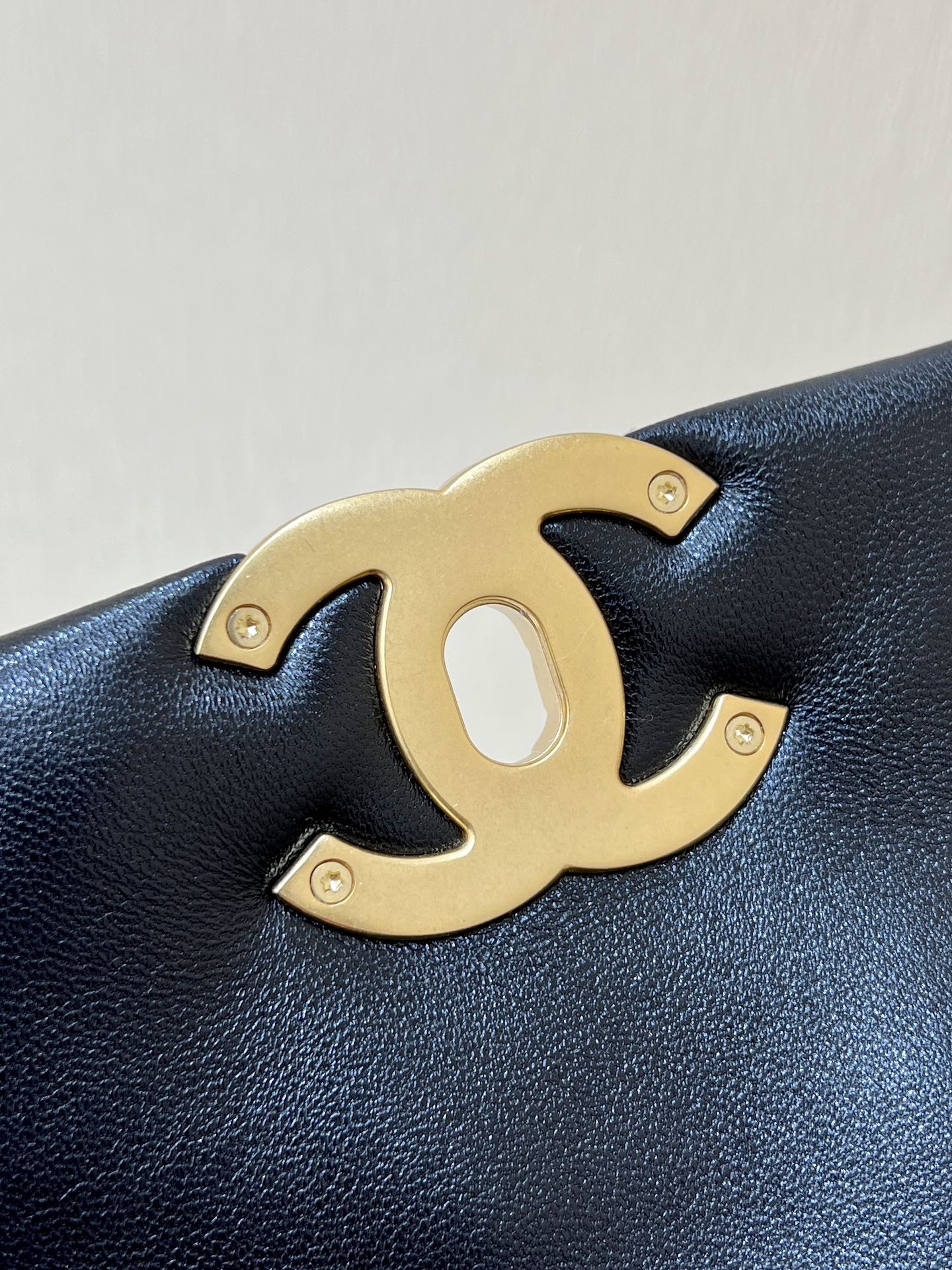 SAC HOBO CC 19 29 CM EN CUIR DE CHÈVRE NOIR QUINCAILLERIE DORÉ