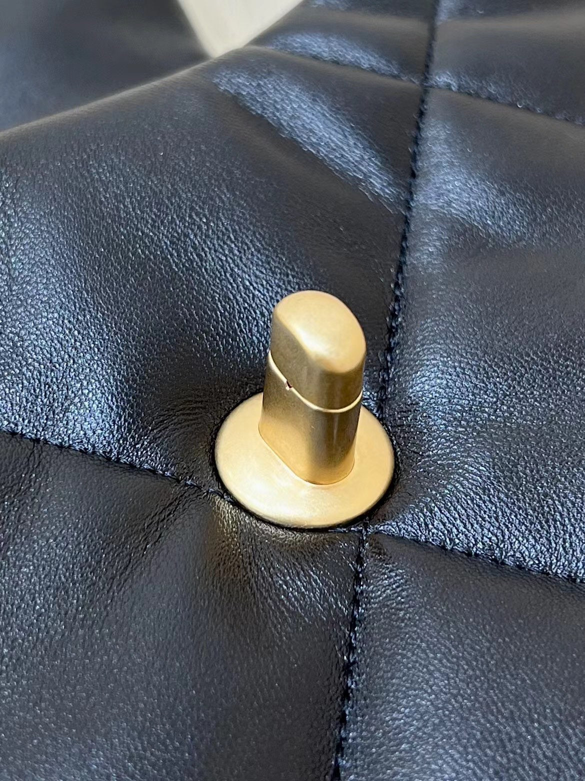SAC HOBO CC 19 29 CM EN CUIR DE CHÈVRE NOIR QUINCAILLERIE DORÉ