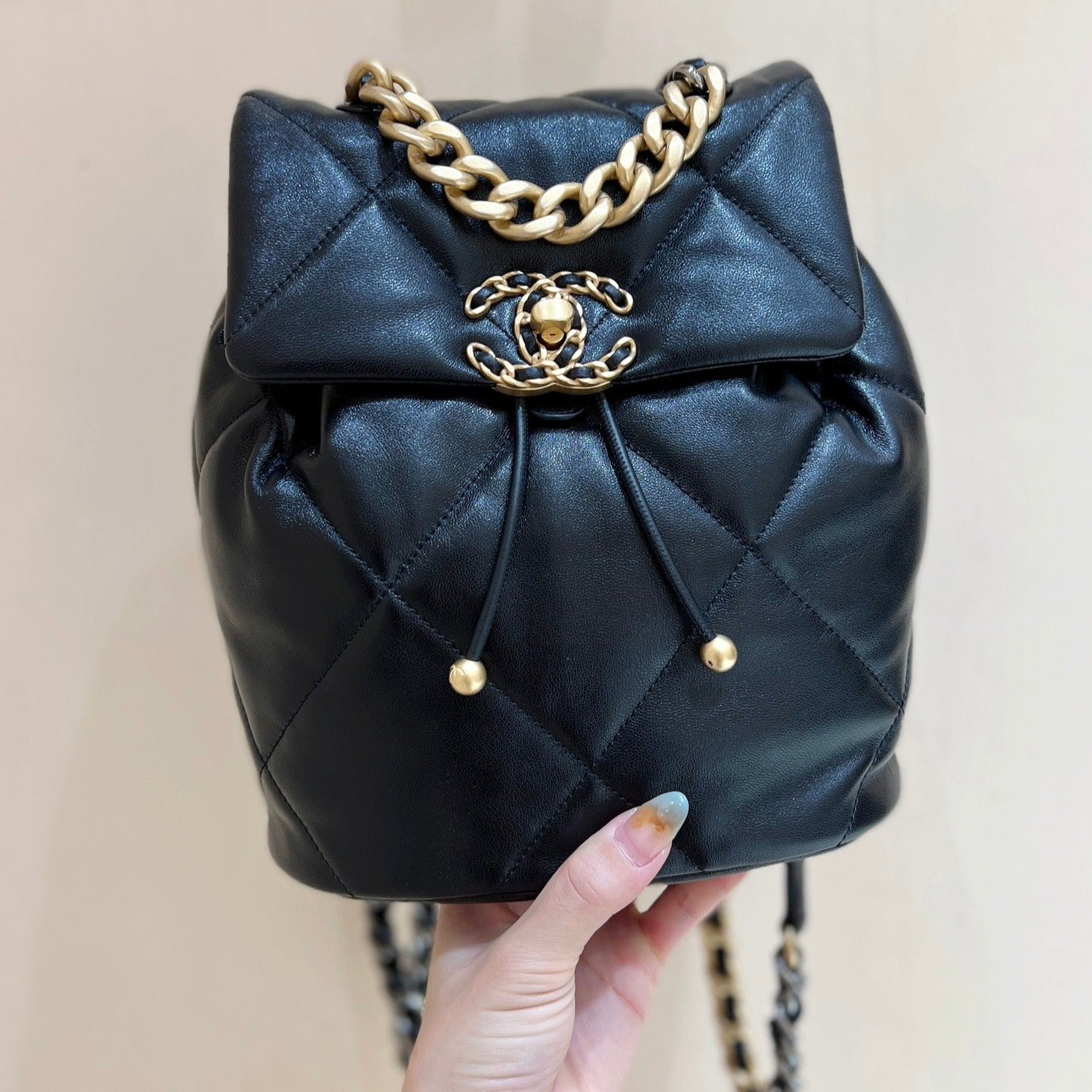 SAC À DOS CC 19 26 CM EN CUIR DE CHÈVRE NOIR QUINCAILLERIE DORÉ