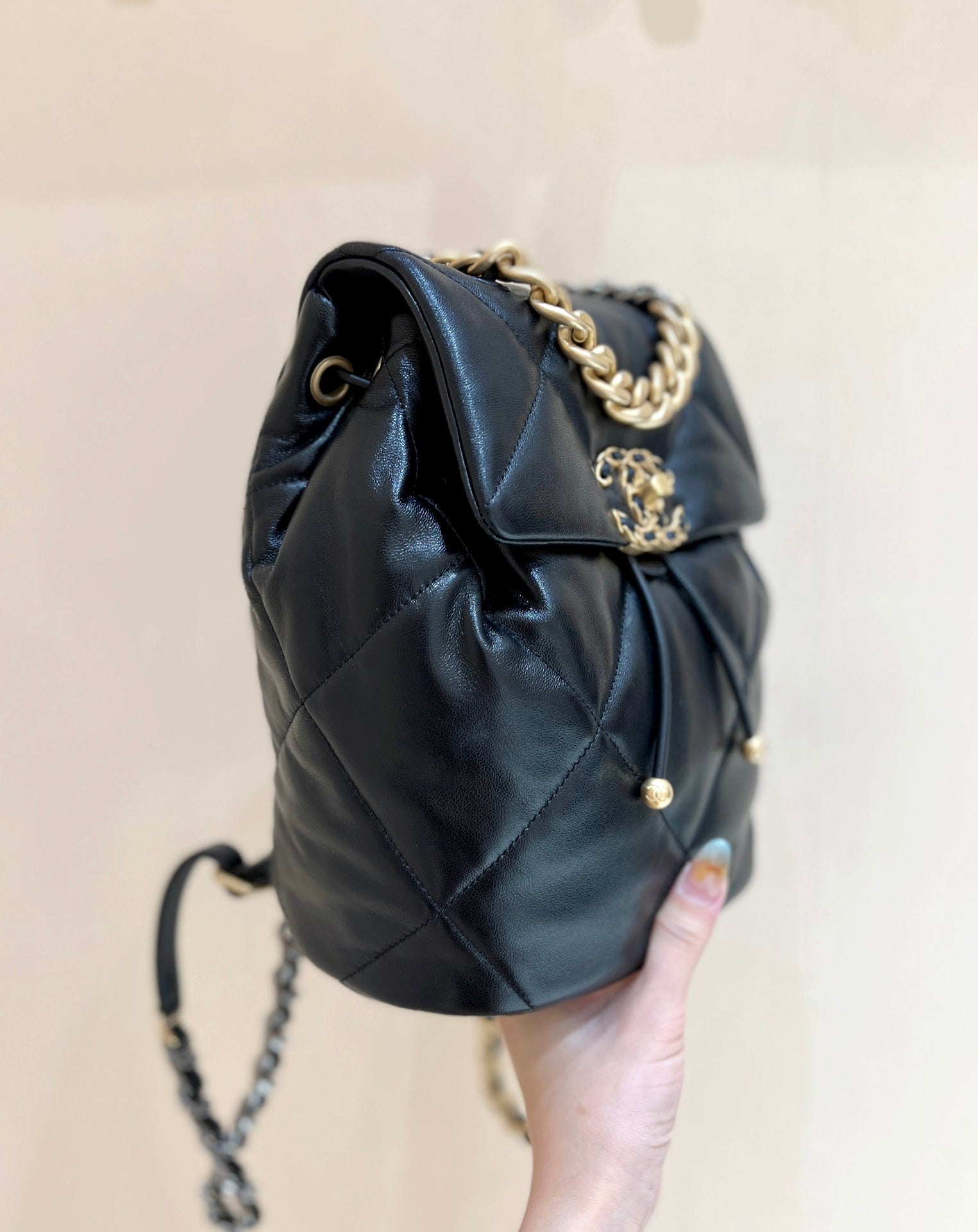SAC À DOS CC 19 26 CM EN CUIR DE CHÈVRE NOIR QUINCAILLERIE DORÉ