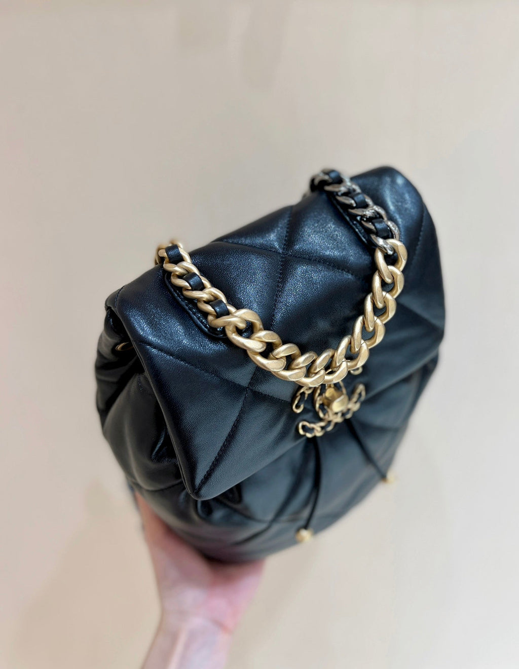 SAC À DOS CC 19 26 CM EN CUIR DE CHÈVRE NOIR QUINCAILLERIE DORÉ