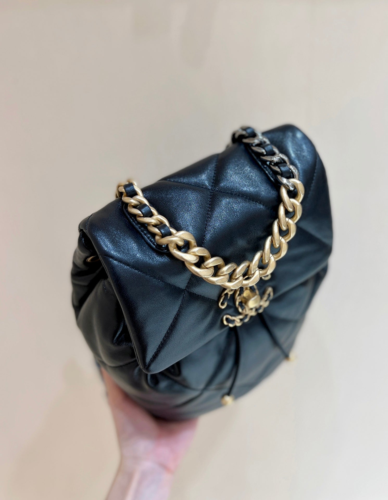 SAC À DOS CC 19 26 CM EN CUIR DE CHÈVRE NOIR QUINCAILLERIE DORÉ