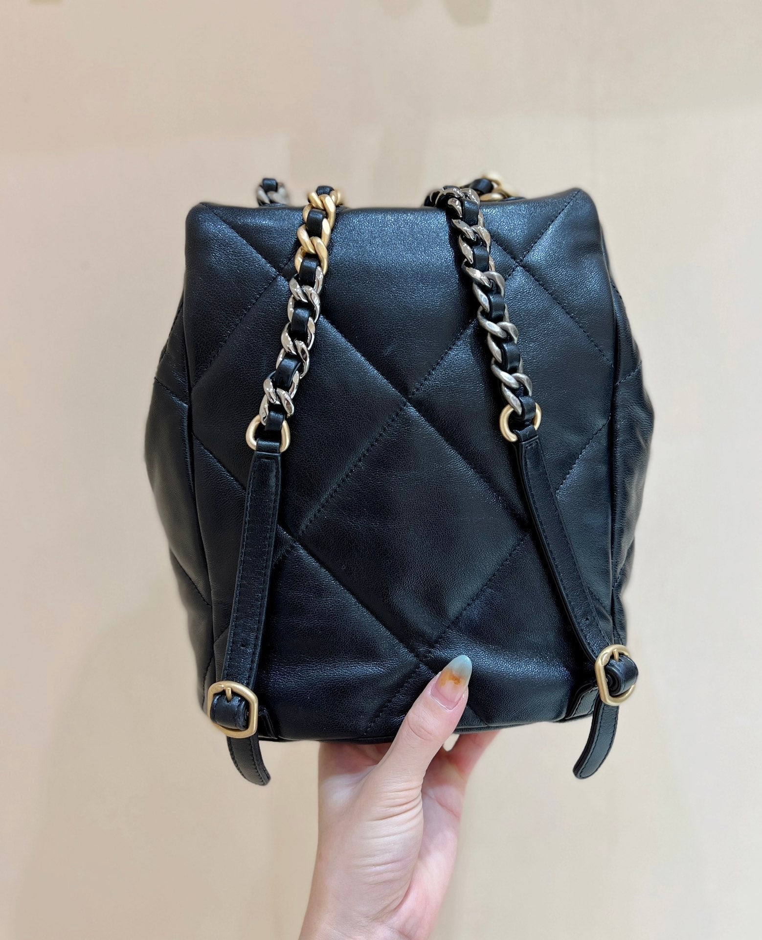 SAC À DOS CC 19 26 CM EN CUIR DE CHÈVRE NOIR QUINCAILLERIE DORÉ