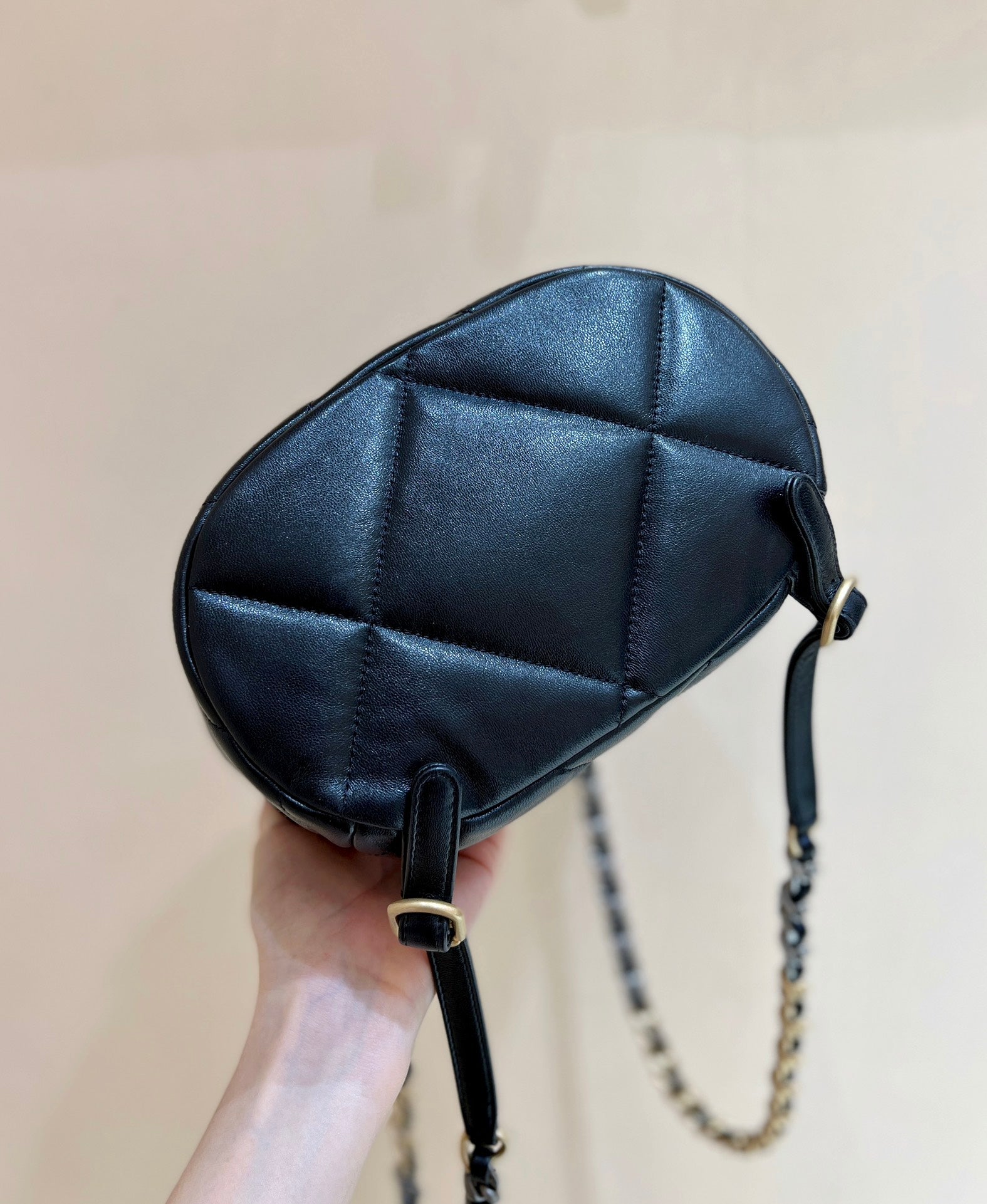 SAC À DOS CC 19 26 CM EN CUIR DE CHÈVRE NOIR QUINCAILLERIE DORÉ