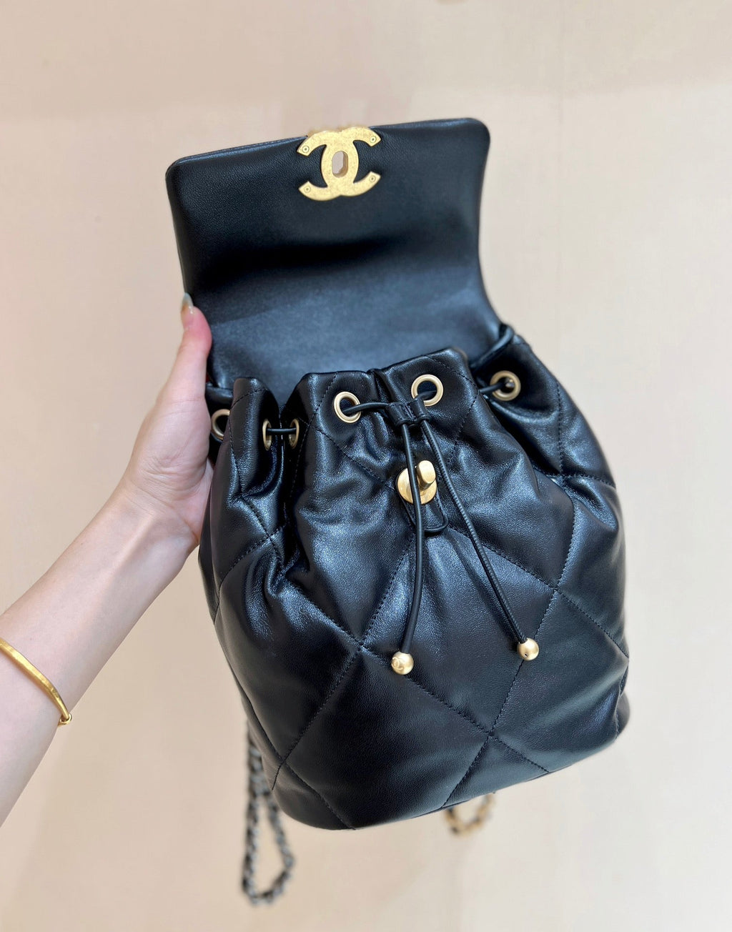 SAC À DOS CC 19 26 CM EN CUIR DE CHÈVRE NOIR QUINCAILLERIE DORÉ