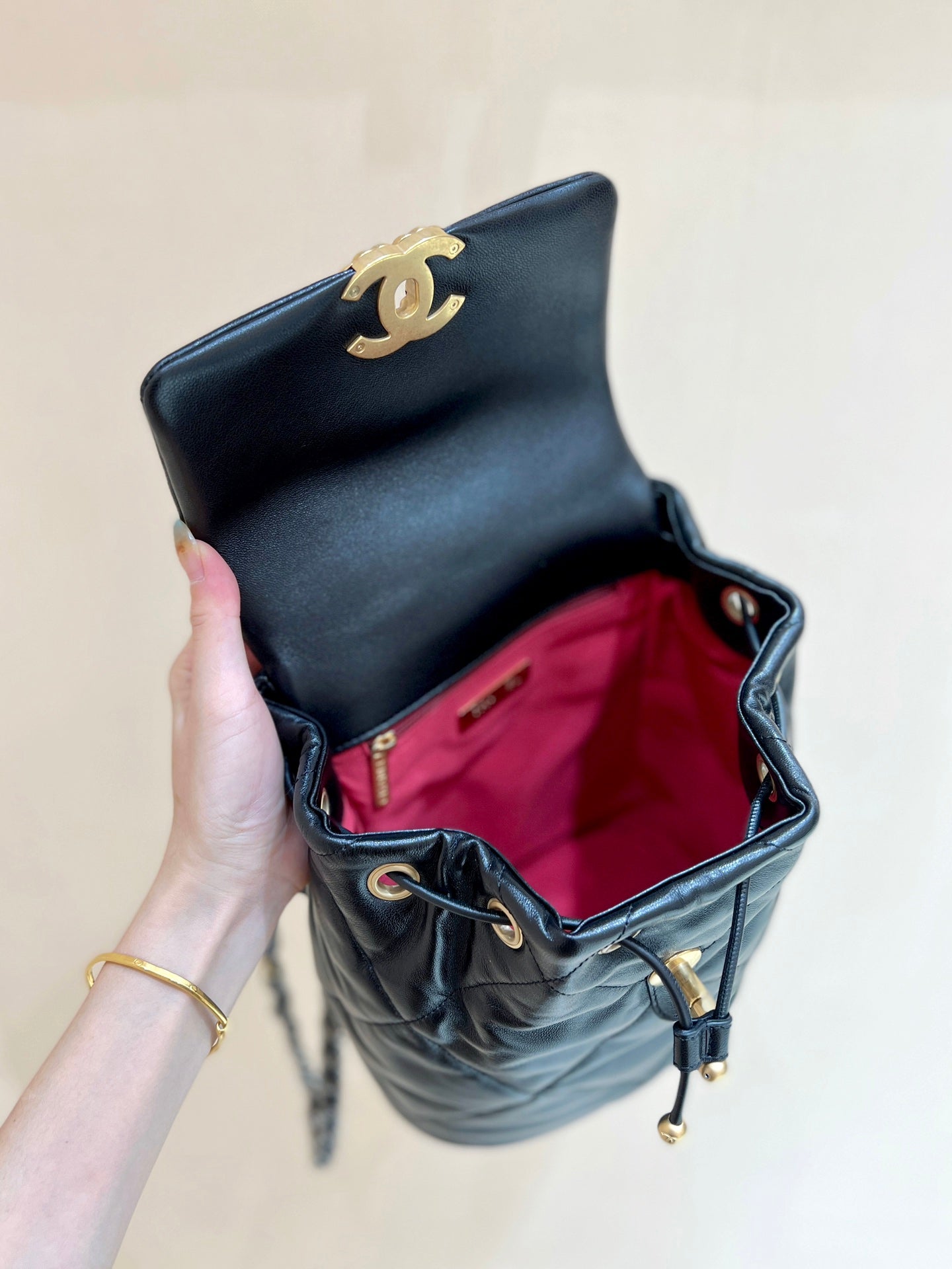 SAC À DOS CC 19 26 CM EN CUIR DE CHÈVRE NOIR QUINCAILLERIE DORÉ