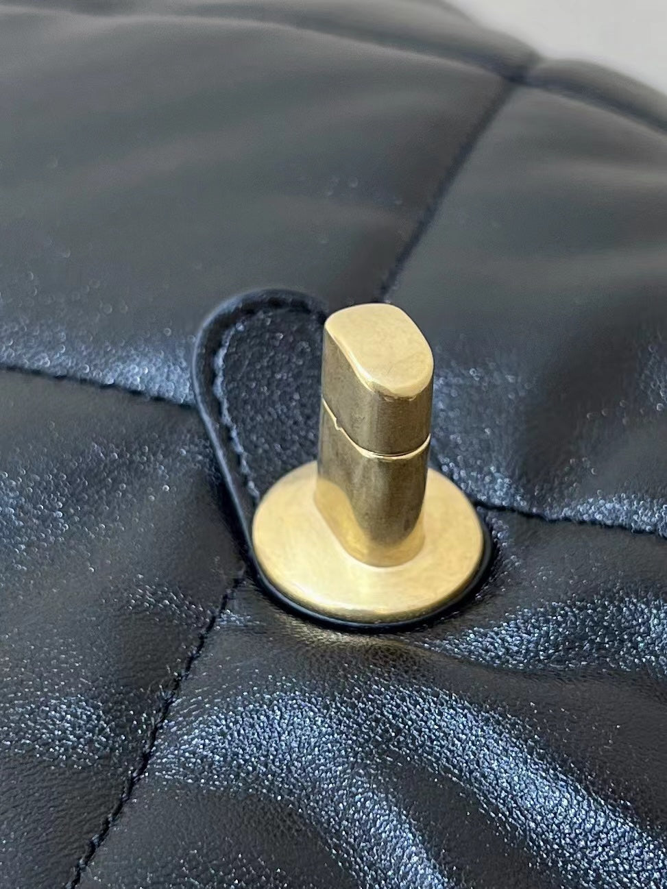 SAC À DOS CC 19 26 CM EN CUIR DE CHÈVRE NOIR QUINCAILLERIE DORÉ