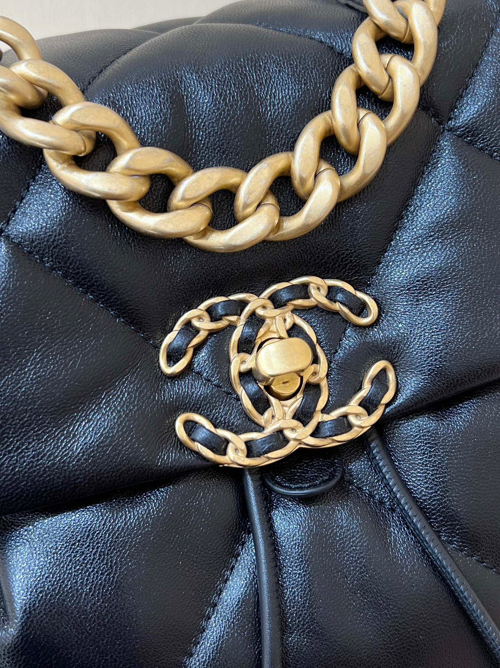 SAC À DOS CC 19 26 CM EN CUIR DE CHÈVRE NOIR QUINCAILLERIE DORÉ