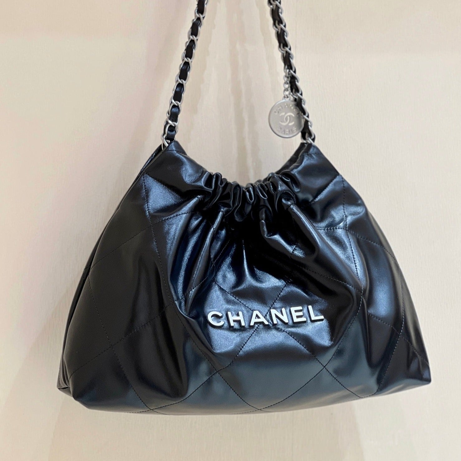 SAC HOBO CC 19 43 CM EN CUIR DE CHÈVRE NOIR QUINCAILLERIE ARGENTÉE