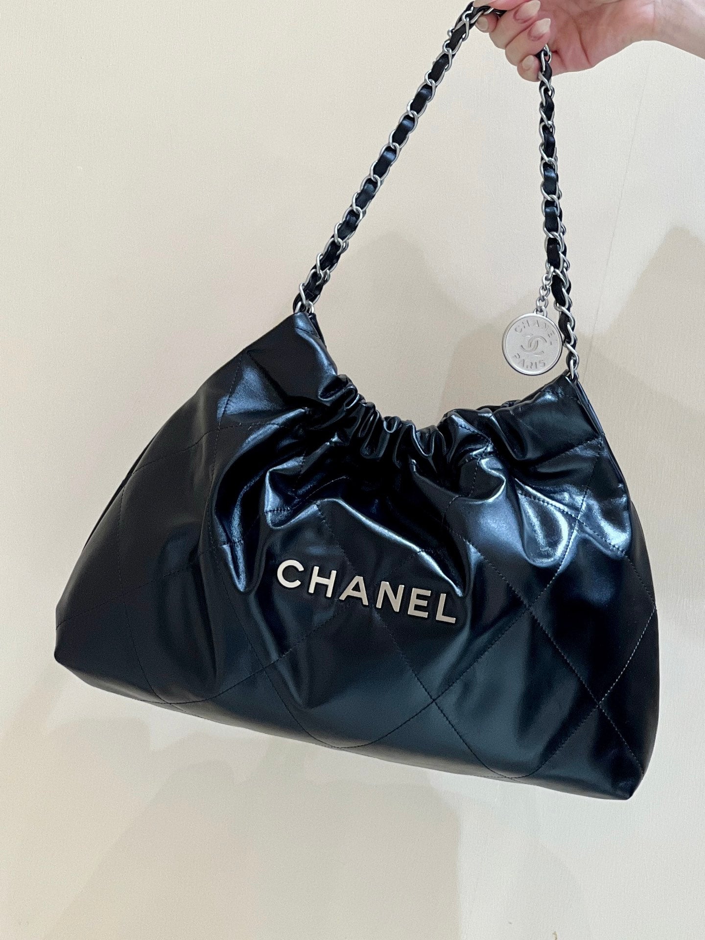 SAC HOBO CC 19 43 CM EN CUIR DE CHÈVRE NOIR QUINCAILLERIE ARGENTÉE