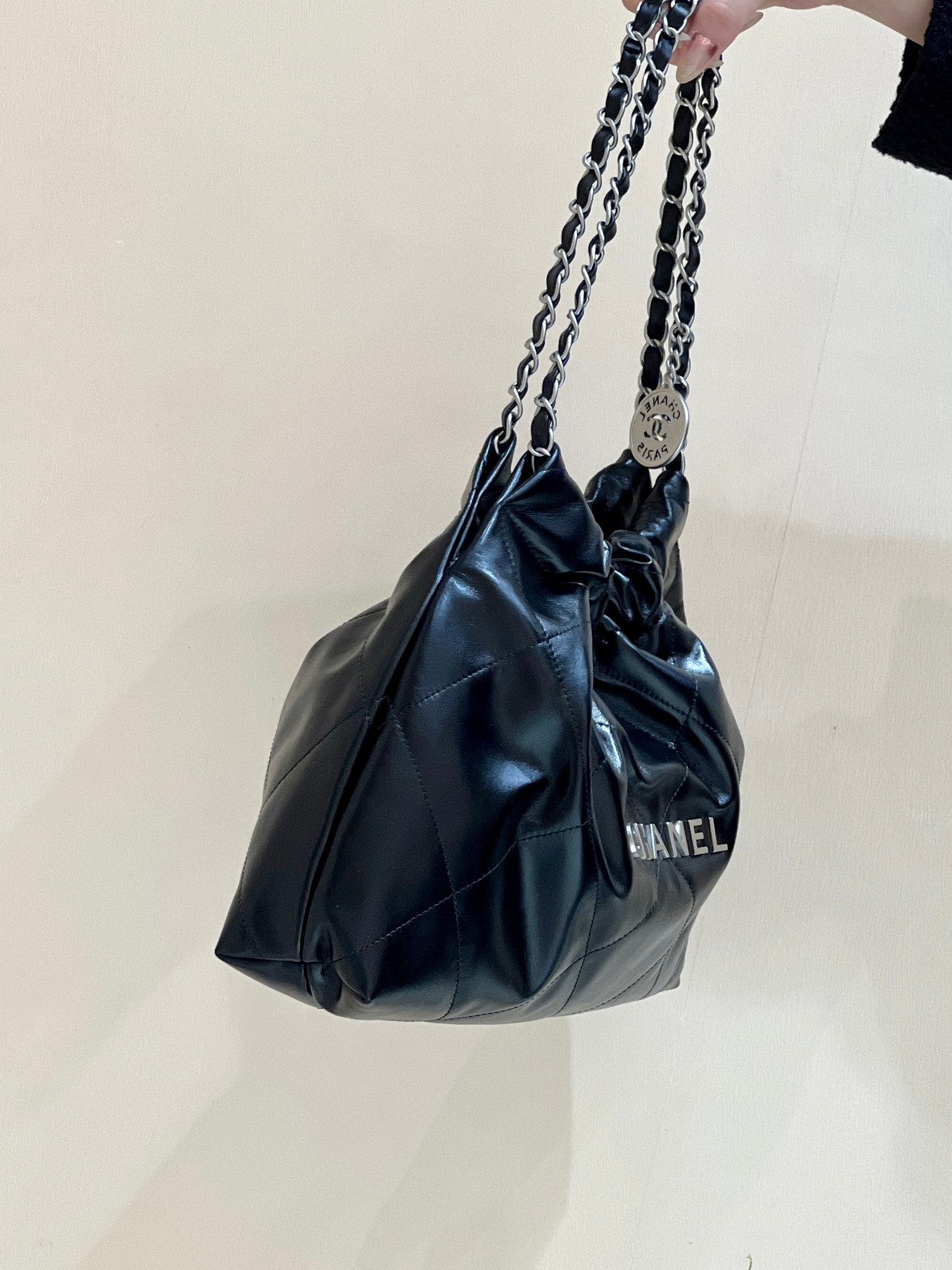 SAC HOBO CC 19 43 CM EN CUIR DE CHÈVRE NOIR QUINCAILLERIE ARGENTÉE