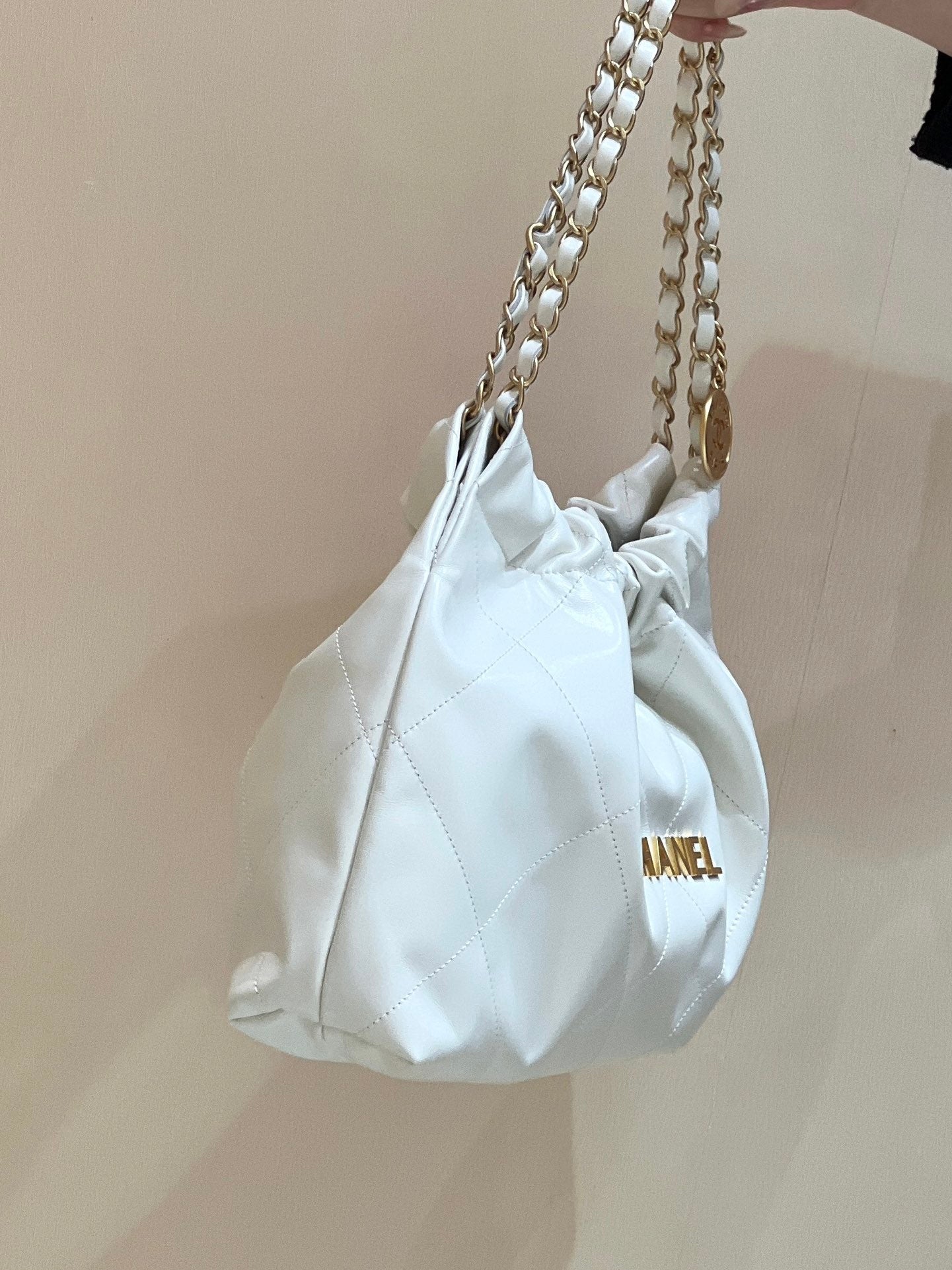 SAC HOBO CC 19 43 CM EN CUIR DE CHÈVRE BLANC QUINCAILLERIE DORÉ