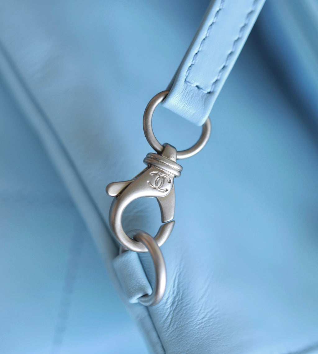 CC 22 ANTIBA SAC HOBO BLEU CLAIR 39CM 