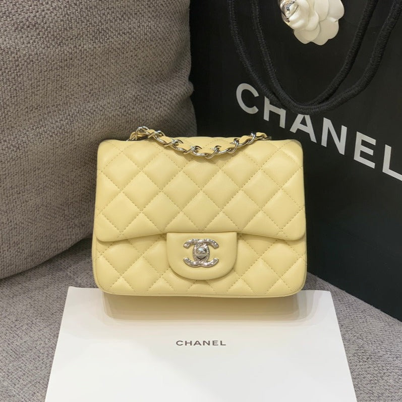 MINI SAC À RABAT CARRÉ 17 CM EN CUIR D'AGNEAU JAUNE QUINCAILLERIE ARGENTÉE