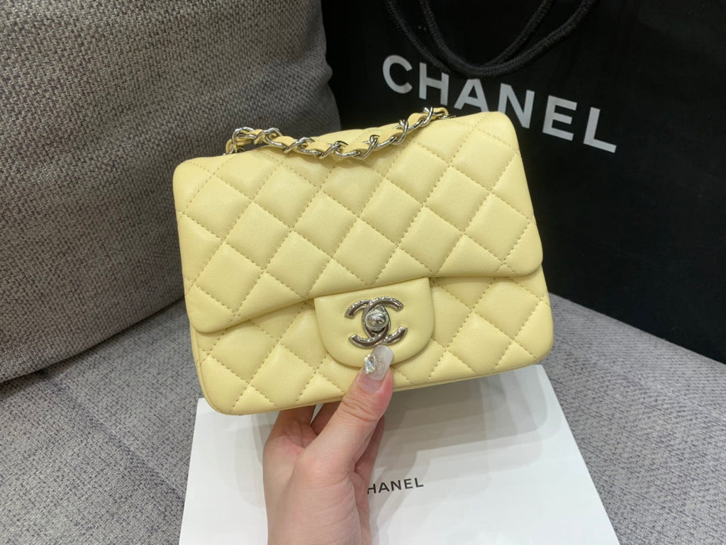 MINI SAC À RABAT CARRÉ 17 CM EN CUIR D'AGNEAU JAUNE QUINCAILLERIE ARGENTÉE