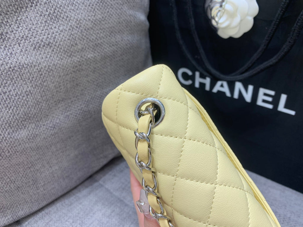 MINI SAC À RABAT CARRÉ 17 CM EN CUIR D'AGNEAU JAUNE QUINCAILLERIE ARGENTÉE