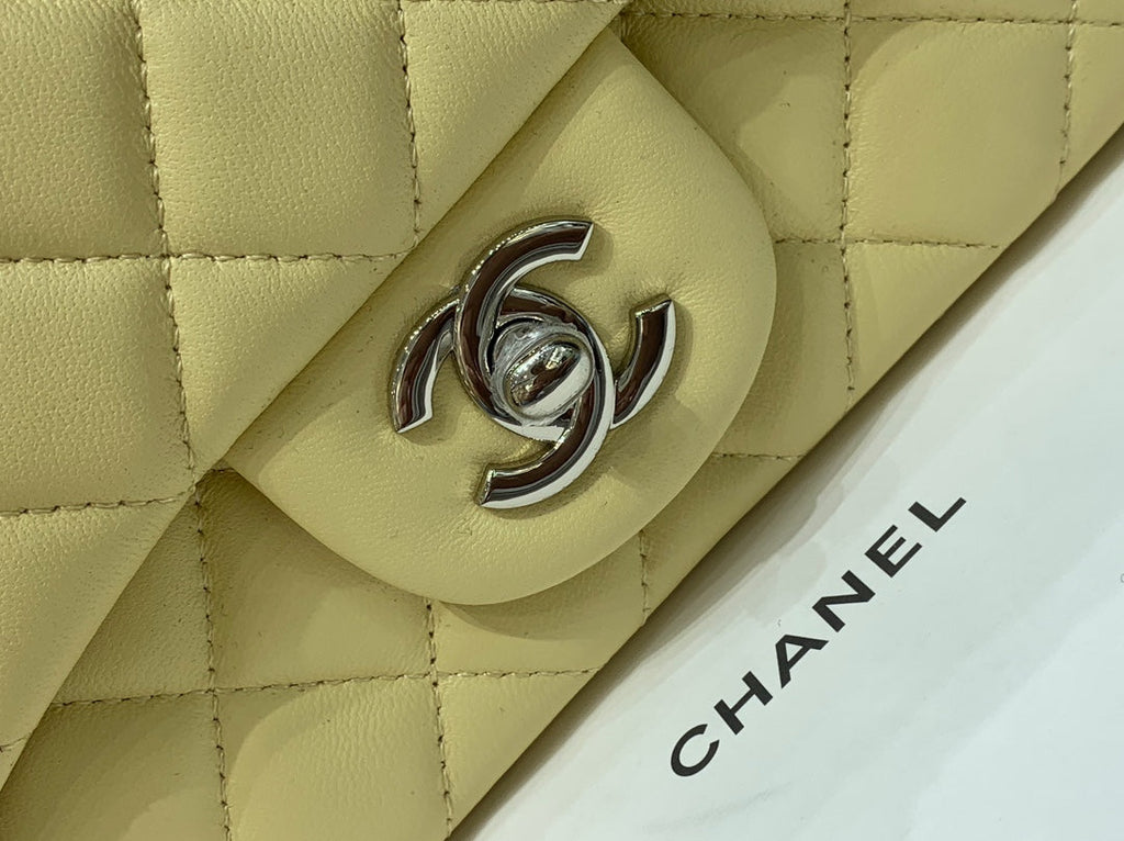 MINI SAC À RABAT CARRÉ 17 CM EN CUIR D'AGNEAU JAUNE QUINCAILLERIE ARGENTÉE