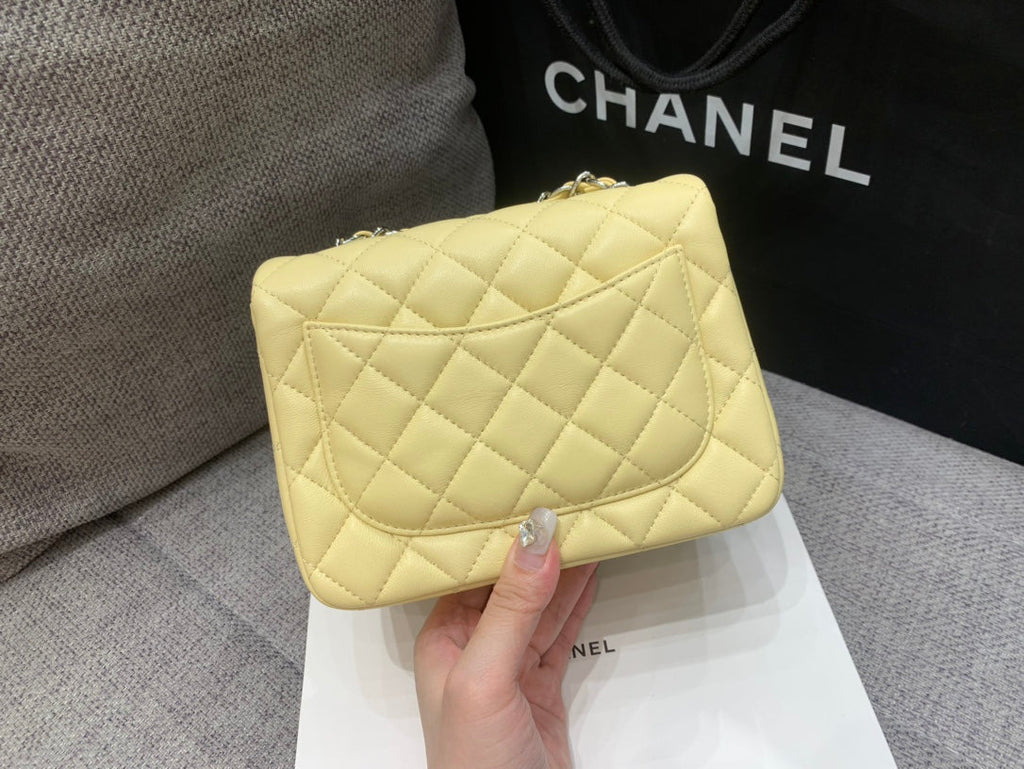 MINI SAC À RABAT CARRÉ 17 CM EN CUIR D'AGNEAU JAUNE QUINCAILLERIE ARGENTÉE