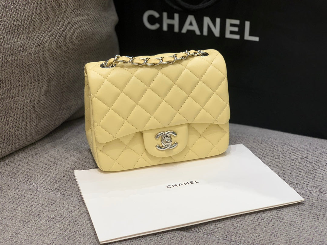 MINI SAC À RABAT CARRÉ 17 CM EN CUIR D'AGNEAU JAUNE QUINCAILLERIE ARGENTÉE