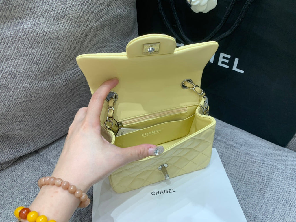 MINI SAC À RABAT CARRÉ 17 CM EN CUIR D'AGNEAU JAUNE QUINCAILLERIE ARGENTÉE