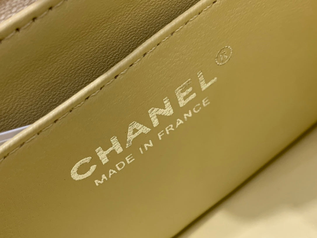 MINI SAC À RABAT CARRÉ 17 CM EN CUIR D'AGNEAU JAUNE QUINCAILLERIE ARGENTÉE